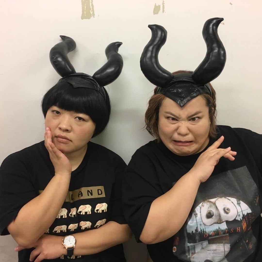 おかずクラブのインスタグラム：「オカリナです！  明日は多分経験した事ないくらい大きな台風がくるみたいですね。  仕事も12.13両日なくなりましたよ。  電車も娯楽施設も続々休みになってますね。  多分過去の経験でこの位なら大丈夫は当てはまらなさそうです…  出来るだけの準備して台風を迎えましょう。可能ならば来る前に消滅してほしいですが…  マレフィセントの被り物です！  私は表情ほぼ変わらないけど、ゆいＰは百面相みたいに違いますね。よく動く顔の筋肉です！  #マレフィセント2」