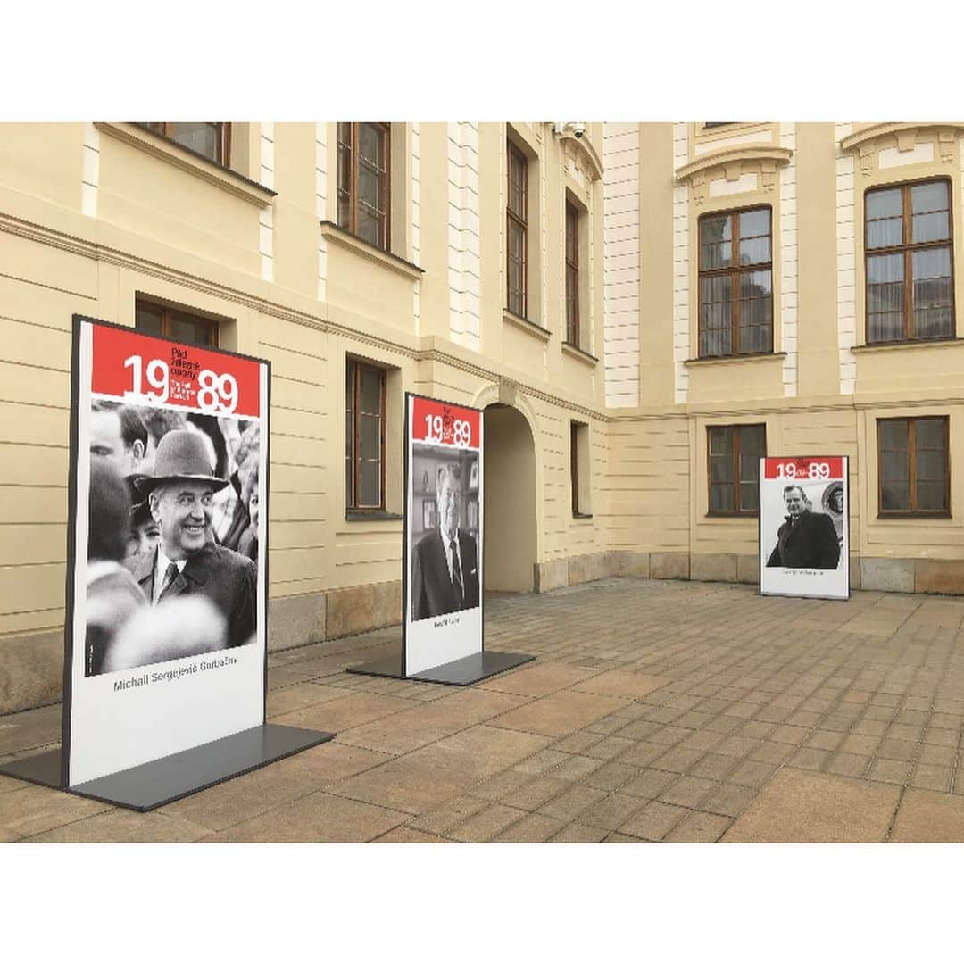 テレ朝newsさんのインスタグラム写真 - (テレ朝newsInstagram)「ゴーちゃん。プラハの春で有名なヴァーツラフ広場に行ってきました。若い命を捧げた大学生の記念碑の前に、たくさんのろうそくとお花がありました。 2019年は様々な記念日があって、プラハのいろんな場所で記念の写真展が開かれています。 チェコ国内では、1969年のソ連占領への抗議デモから50周年（プラハの春の翌年）、1989年ビロード革命から30周年。 そして鉄のカーテンが下り、中国で天安門事件があったのも30年前の1989年。 #冒険ゴーちゃん。#テレビ朝日 #テレ朝 #news #六本木 #japan #テレビ #テレビが好きな人と繋がりたい #写真 #写真好きな人と繋がりたい #photography #ゴーちゃん #ごーちゃん #panda #おでかけ #チェコ #プラハ #Prague #Czech #1989」10月11日 16時34分 - tv_asahi_news