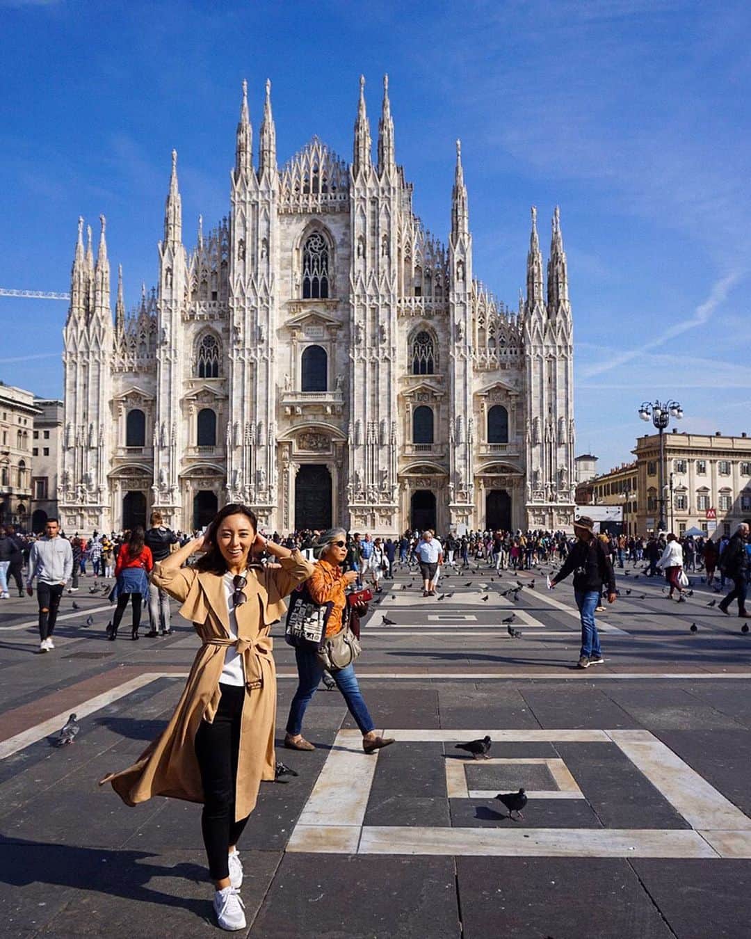 東美樹さんのインスタグラム写真 - (東美樹Instagram)「♥️🏛 doing pretty much ordinary touristy things in Italy and I’m happy about it✌🏽 昼も夜もドォーモはとってもキレイでした。 人が多すぎたので中には入らず、お買い物をたくさんしました♬ #Mikichangin🇮🇹 . #Milan #Italy #travelitaly #Travelmilan #luhch #traveleurope #ヨーロッパ旅行 #タビジョ #女子旅 #ミラノ」10月11日 16時27分 - mikko.36___