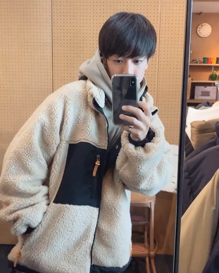 吹春友介のインスタグラム：「. 明日の台風すごいらしいから帰りに買いだめしときます😂みなさんも週末気をつけて〜 フリークスストアの撮影で着たボアブルゾンが使いやすそうでかわいかった🙆🏻‍♂️ #freaksstore #フリークスストア  #ボアブルゾン #秋冬 #19aw」