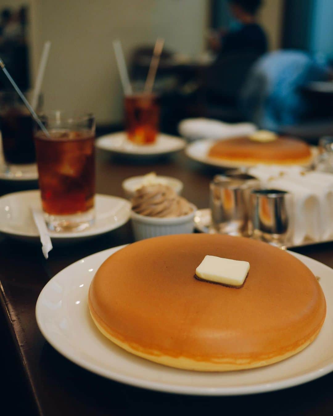 のインスタグラム：「ずっと食べてみたかったウエスト青山ガーデンのホットケーキ🥞 ・ 久しぶりに分厚いふんわりホットケーキ♡ パンケーキも好きだけど、こういうのも大好き😘♡ NO.1 ホットケーキになるほど美味しかった♡ ・ ・ 東京は飲み物がお皿に乗って登場するのか！🤪と関西人4人大盛り上がり♡🤣あ〜楽しかった笑 ・ #ウエスト青山ガーデン #ホットケーキ　#東京カフェ」