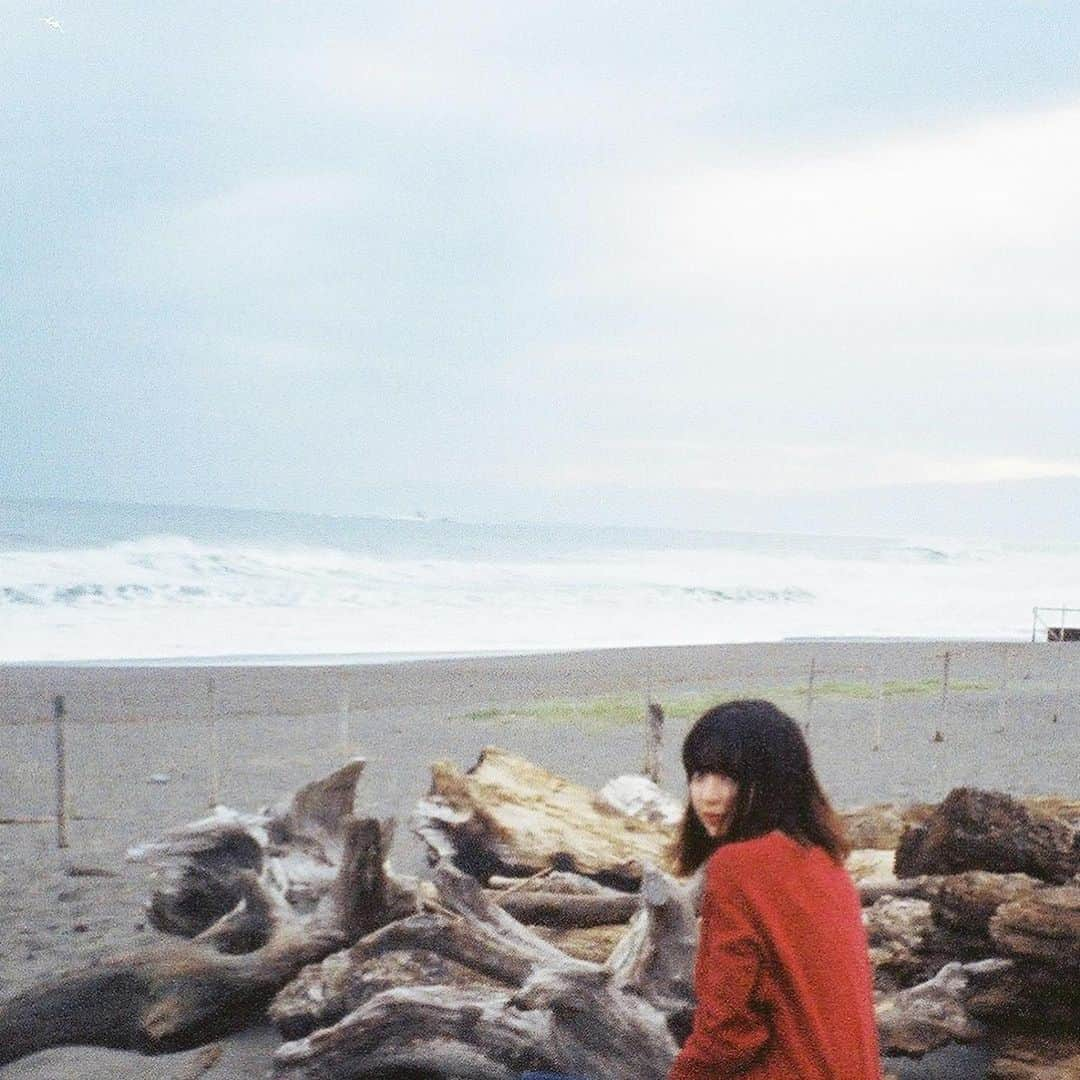 田中芽衣（めいめろ）さんのインスタグラム写真 - (田中芽衣（めいめろ）Instagram)「写真　親友こっちゃん この日はパワースポット巡りしました🦢 帰り道の海写。たのしかった！さむかった！」10月11日 16時37分 - mei_tnk