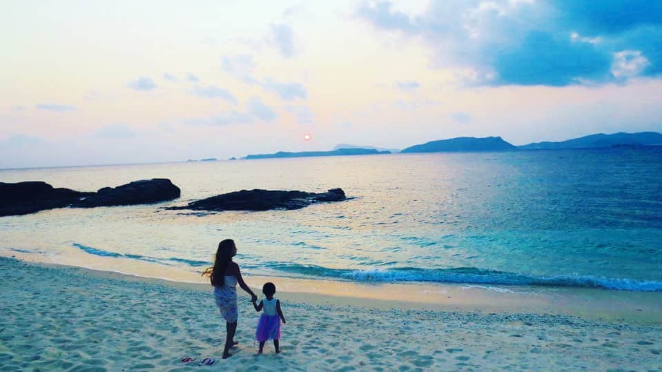 あびる優さんのインスタグラム写真 - (あびる優Instagram)「☺️💕☺️💕☺️💕 #family#daughter#clover#love#trip#ocean#beach#sunset#happyday#家族#親子#娘#愛娘#四つ葉のクローバー#愛しい#かわいい#大好き#海#ビーチ#夕日#サンセット#癒し#至福の時間#幸せ#旅#思い出」10月11日 16時38分 - yuabiru74