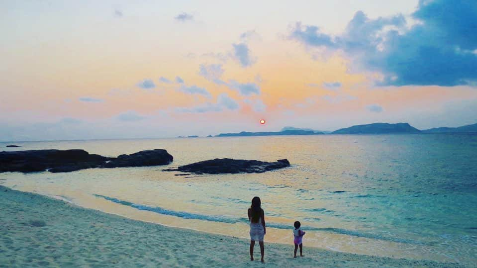 あびる優さんのインスタグラム写真 - (あびる優Instagram)「☺️💕☺️💕☺️💕 #family#daughter#clover#love#trip#ocean#beach#sunset#happyday#家族#親子#娘#愛娘#四つ葉のクローバー#愛しい#かわいい#大好き#海#ビーチ#夕日#サンセット#癒し#至福の時間#幸せ#旅#思い出」10月11日 16時38分 - yuabiru74