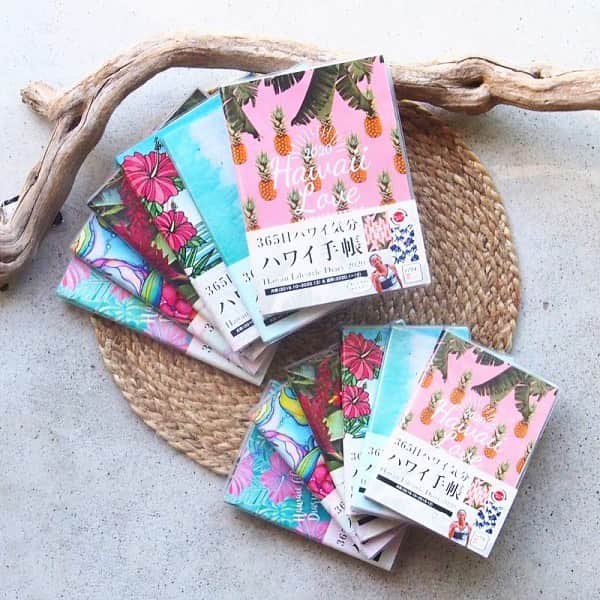 eight o eight のインスタグラム：「𓇬 . 毎年大人気の Hawaii手帳 . 今年のデザインも 可愛いのばっかりで どれにしようか 悩むー . . . #beach #sea #beachhouse #beachstyle #beachgirl #california #aloha#hawaii#アロハ #ビーチ雑貨 #ビーチハウス #ビーチスタイル #ビーチライフ #ハワイ#ハワイアン #ハワイ雑貨 #ビーチ雑貨 #カリフォルニア雑貨 #カリフォルニアライフ#カリフォルニアスタイル#雑貨#海 #ハワイ手帳」