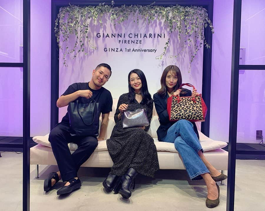 Karunaさんのインスタグラム写真 - (KarunaInstagram)「🎉👜🥂🧁💐 GIANNI CHIARINI GINZA 1th ANNIEVERSARY PARTY 私が選んだショルダーバッグは、 長財布と小さいポーチを入れてから ペットボトルも入る絶妙なサイズ👏🏻 感動なのは革の柔らかさと軽さ👼🏻 パイソンとレオパードも可愛いね🐆 #GIANNICHIARINI #THANKYOU」10月11日 16時52分 - karuna0520