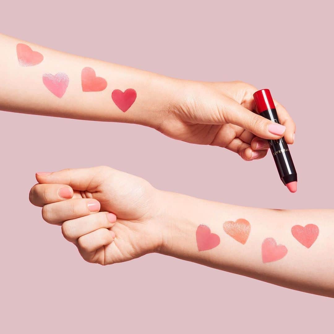 のインスタグラム：「💄💋唇を乾燥から守ってくれる、しっとり保湿バームリップ「#ボリュームバームリップ」。 なめらかにスルスル塗れて、発色も優秀🌈 この秋ヘビロテしたい、あなたのお気に入りカラーはどれ？ ・ ・ #インテグレート #ラブリーに生きろ #使えるラブリー #ぽてリップ #リップ #口紅💄 #リップメイク #リップケア #リップ好き #リップマニア #レッドリップ #ピンクリップ #オレンジリップ #ローズリップ #ベージュリップ #うるおい #乾燥対策 #保湿バーム #ボリューム #カラバリ #高発色 #ポイントメイク #コスメ #秋コスメ #秋メイク #コスメ好きさんと繋がりたい #スタメンコスメ #スウォッチ #integrate」