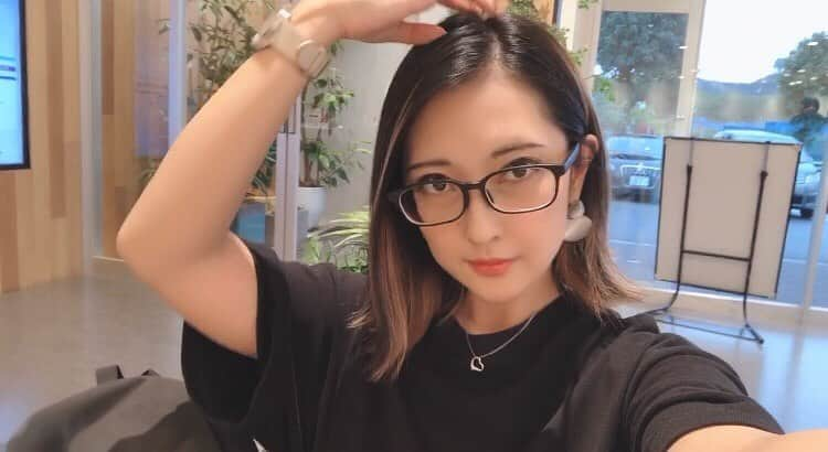 ゆりあさんのインスタグラム写真 - (ゆりあInstagram)「. . . . メガネを買いました👓 . . . . . 目が悪いから 写真とると頬のとこ段になるよねw #メガネあるある . . . @jins_snap @jins_japan  #メガネ女子 #インテリ女子 #眼鏡女子 #メガネのある生活 #黒ぶちメガネ #黒ぶち #目が悪い #三白眼  #黒目小さい女子 #何でも女子つける時代 #軽量メガネ #着け心地軽やか #眼鏡どこ？ #綺麗は作れる #努力は必ず報われる . . . . しゃんちゃんありがとw #あわ大福 . . .」10月11日 16時57分 - yuria_life