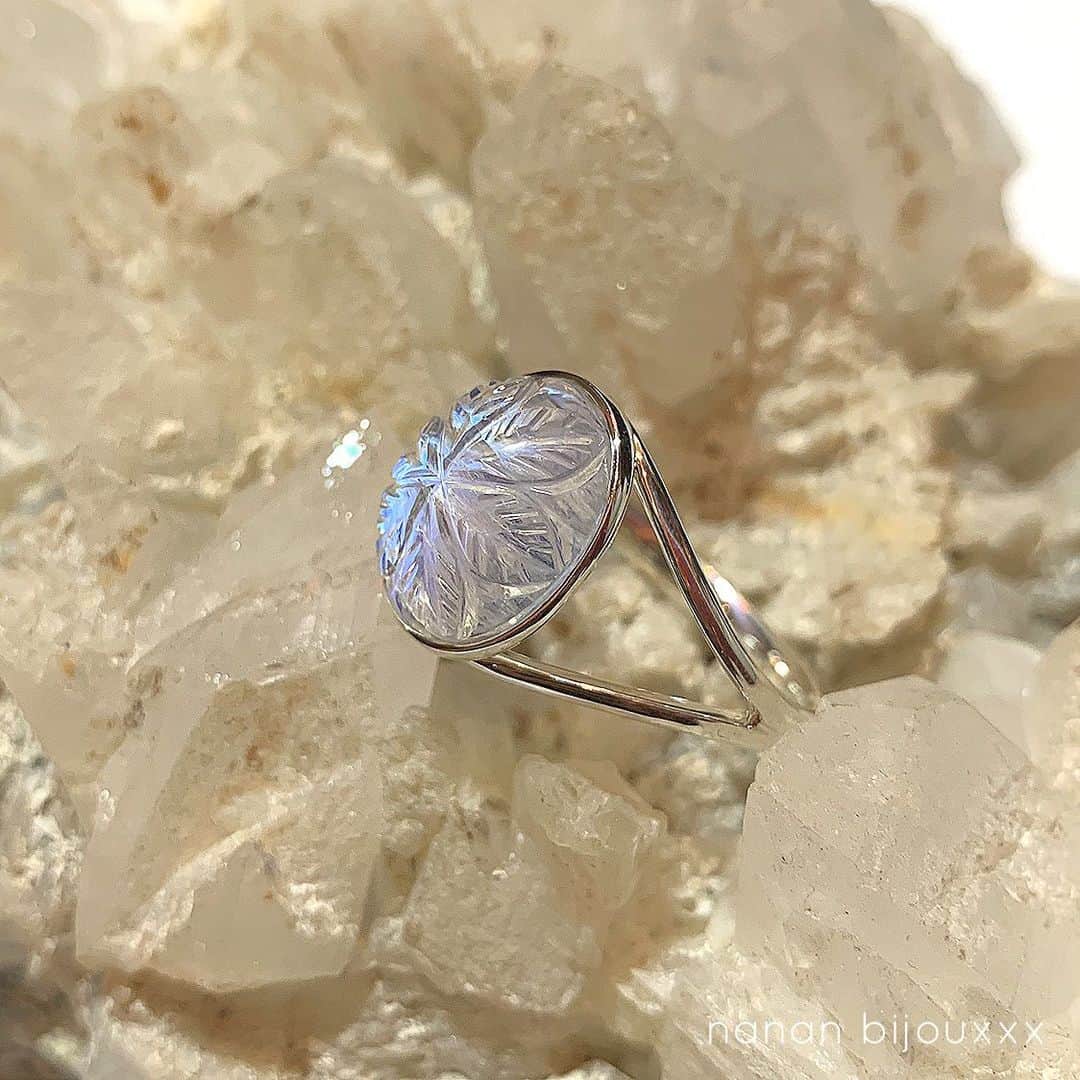 内田奈々さんのインスタグラム写真 - (内田奈々Instagram)「♦︎Royal blue moon stone♦︎﻿ ﻿ オーダーでお作りしました。﻿ 石のクオリティはもちろん、模様もシンプルで◎ ﻿ メールでのやり取りで石を選んで頂いたので、やっとお届けできて嬉しいです！写真の何倍も綺麗なので✨﻿ オーダーありがとうございました。﻿ ﻿ 11月にお披露目の新作カービングシリーズがあります！﻿ 近々写真載せますね♡また売りたくないシリーズ笑﻿ ﻿ ミルキーアクアマリンやラブラドライトなど﻿ 少しストックしているものもあります。﻿ ロイヤルブルームーンもご予算に応じてオーダー可能な場合もありますので気になる方はお問い合わせお待ちしております♡﻿ ﻿ 今度こそ自分用にも欲しい🙏﻿ #nananbijouxxx﻿ 【直営店10月の休業日26.27.31日】」10月11日 16時58分 - nana_uchida