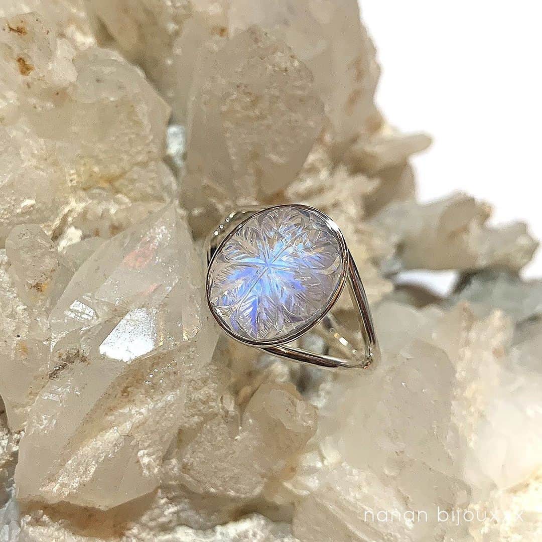 のインスタグラム：「♦︎Royal blue moon stone♦︎﻿ ﻿ オーダーでお作りしました。﻿ 石のクオリティはもちろん、模様もシンプルで◎ ﻿ メールでのやり取りで石を選んで頂いたので、やっとお届けできて嬉しいです！写真の何倍も綺麗なので✨﻿ オーダーありがとうございました。﻿ ﻿ 11月にお披露目の新作カービングシリーズがあります！﻿ 近々写真載せますね♡また売りたくないシリーズ笑﻿ ﻿ ミルキーアクアマリンやラブラドライトなど﻿ 少しストックしているものもあります。﻿ ロイヤルブルームーンもご予算に応じてオーダー可能な場合もありますので気になる方はお問い合わせお待ちしております♡﻿ ﻿ 今度こそ自分用にも欲しい🙏﻿ #nananbijouxxx﻿ 【直営店10月の休業日26.27.31日】」