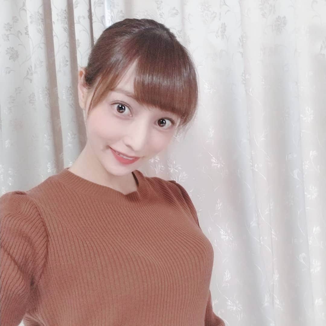 のインスタグラム：「久しぶりのポニーテール🎵 . 髪短くしてからおろしてる事が多いから、あんなにポニーテールばっかしてたのに今や新鮮😊✨ 雨だから湿気対策😂💦 . 今日はずっとニュース見てたけど、今回の台風は本当に凄い猛威らしいので皆さん出来る事だけでもして台風対策してくださいね😣🌀 もうスーパーやコンビニからお水やパンなどが完売してるみたいです😱 交通機関の運休も発表されてるので、ニュースやSNSで情報をチェックしてくださいね！！ . #久しぶりの #ポニーテール #今や新鮮 #雨 #湿気対策 #台風 #台風19号 #凄い猛威 #台風対策 #ニュースなどで情報を #longtime #ponytail #fresh #rain #typhoon #awesome #typhoonmeasures #news #confirmation」
