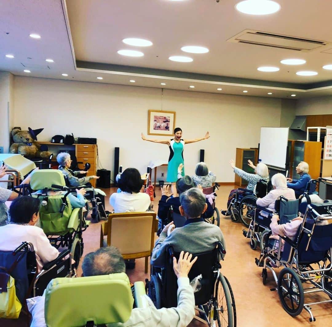 間々田佳子のインスタグラム：「今日は最高106歳のお姉さま含む 大先輩の皆様と😆😙😝 美しくなる為に顔を動かしました〜😍😘✨ 女性のみなさんの方が 顔がよく動くような気がするな😙  だから脳も元気で長生きするのかも… しれませんね💕  #間々田佳子 #脳活顔ヨガ  #シニア体操 #笑顔」