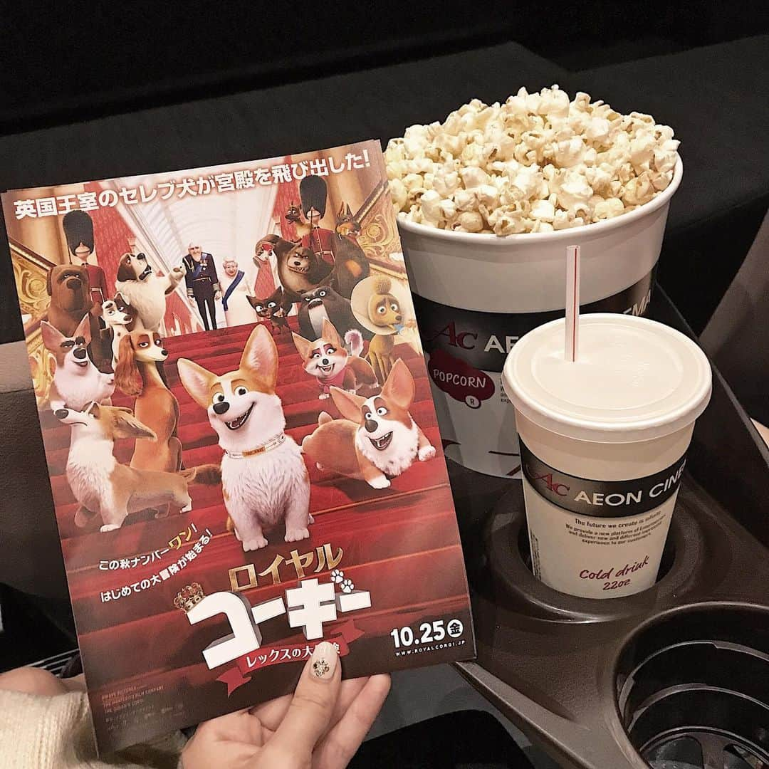 みちかさんのインスタグラム写真 - (みちかInstagram)「10月25日に公開される『ロイヤルコーギー レックスの大冒険』っていう可愛い映画をママと一緒に一足お先に見てきたよ🐕映画の舞台がイギリスなのもあって、St.James's Parkが出てきたり、レックスが『バッキンガム宮殿に帰りたい！ベントレーで迎えに来てよ！！』とかイギリス色強めな発言しまくってるの可愛かった😂😂😂ちなみにコーギーはイギリスのウェールズの犬だし、実際に女王もコーギー飼いまくってるし、映画はアニメだけどリアルに基づいて作られてるから本物そっくりのエリザベス女王&フィリップ殿下などの実在の人物の描写も楽しめるポイント！10/25からだよ！ _ _ _ #PR #ロイヤルコーギー #犬 #映画 #中村悠一 #沢城みゆき #イオンシネマ #イオンエンターテイメント #コーギー #ウェルシュコーギー #イギリス留学 #イギリス #ロンドン #イギリス旅行 #イギリス生活 #海外生活 #ロンドン生活 #London #런던 #런던생활 #영국생활 #런던 #영국 #런던일상 #런던여행 #영국여행 #유럽여행 #londondaily #londonlife #犬好きな人と繋がりたい」10月11日 17時23分 - michi3117