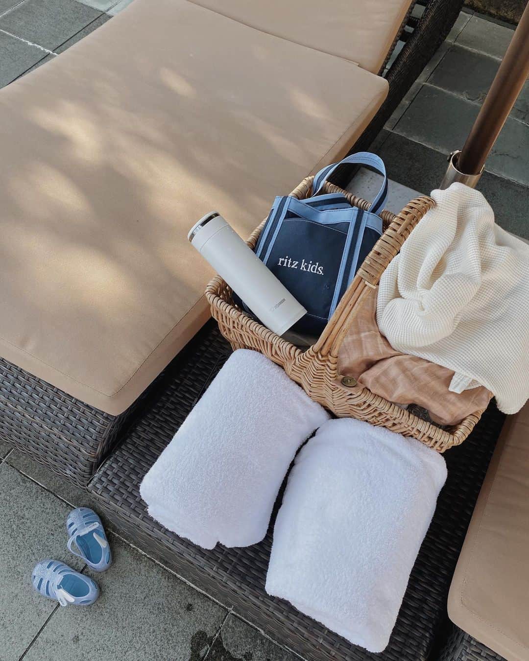 目見田早弥子のインスタグラム：「| poolside 🐋 大きなバスケットはホテルからの貸し出し🧺 ritz kidsのトートバッグは娘へのプレゼントで ホテルからいただいたもので、 赤と青があったけど青一択だったようで 「ぶるー！」と言って嬉しそうに貰ってました🐬 娘はすごく気に入って 毎日これにお菓子・スタイ・マグ・オモチャを入れて 自分で持って得意げに歩いてました👶🏻💛 白い水筒は象印のマホービン。 久しぶりにマホービンの水筒を使っているのだけど、 温度がキープされることに改めて驚き。 朝入れてその日の夜遅くまで麦茶が冷たくて やっぱり良いなぁと👏🏻(もはや当たり前かもしれないけど😂) 飲み口が樹脂なので口当たりが優しいのも良い◯ 簡単に分解して洗えるから清潔だし 本体もすごく軽くて見た目もシンプルでお気に入りです！ #ritzcarlton#ritzcarltonokinawa#familytrip#PR#象印#マイボトル#マイボトルとおでかけキャンペーン#pool#poolside」