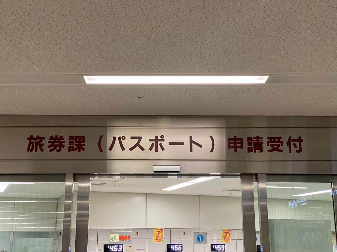 ACEさんのインスタグラム写真 - (ACEInstagram)「【来年も #映像制作 します】 #年末 #放送 #予定 の連続 #テレビ #ドラマ (年1本ペースの放送でも、 #連作 なのできっと「連続」扱いでよい・・・はず？)の #制作 が粛々と進みゆく今日この頃。  #今日 は #来年 放送予定の、#弊社  #株式会社 Y DESIGN #製作 の単発 #テレビドラマ (←本作も #プロデューサー とスチール #カメラマン の予定。今回は #スタイリスト になることはないはずw)の衣装合わせ・顔合わせなどを終えたのち、久しぶりに #東京都庁 へ。  そして、期限切れ10日前の #パスポート と必要書類と #写真 を旅券課の方にお渡しして、受取日の21日まで待つことに。  書類記入時、机にハサミがないなぁと思っていたら、受付でパッカンと切り抜いてくれるようになった模様。 そして、更新費用はパスポート受取時に支払うという肩透かし。 10年前もそうだったかなぁ・・・？ 〜 #豆知識 〜 パスポートの発行日は、受取日の1営業日前に設定されることが多いとのこと。」10月11日 17時28分 - iacei.jp