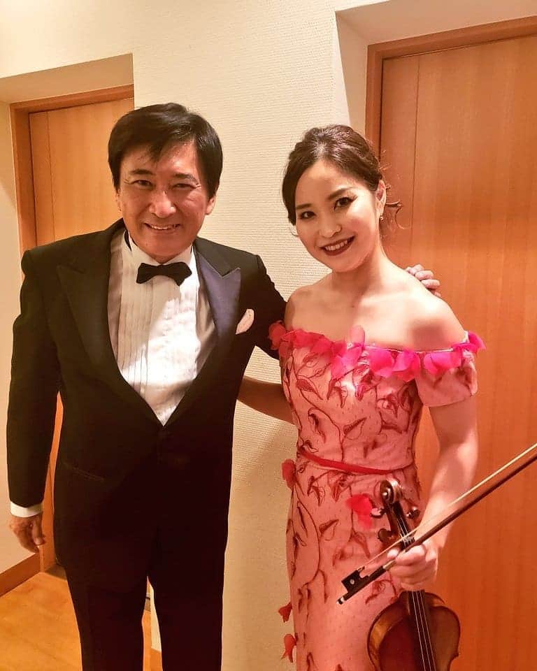 藤岡幸夫のインスタグラム：「昨日は札響とKitara。神尾真由子さんは品格高く情熱的！息をのむピアニシモが美しかった…札響は繊細にしてエキサイティング！明日からも楽しみ。１２日の帯広は家族で楽しむ豪華プログラム！チケットあります。神尾真由子さんとは１６日に関西フィル定期でウォルトン‼️ Kitara前日は札幌に来ると必ず行く名店金寿司。美味しかった～！大将の今井さんとは10年以上のお付き合いで毎年再会が楽しみ！」