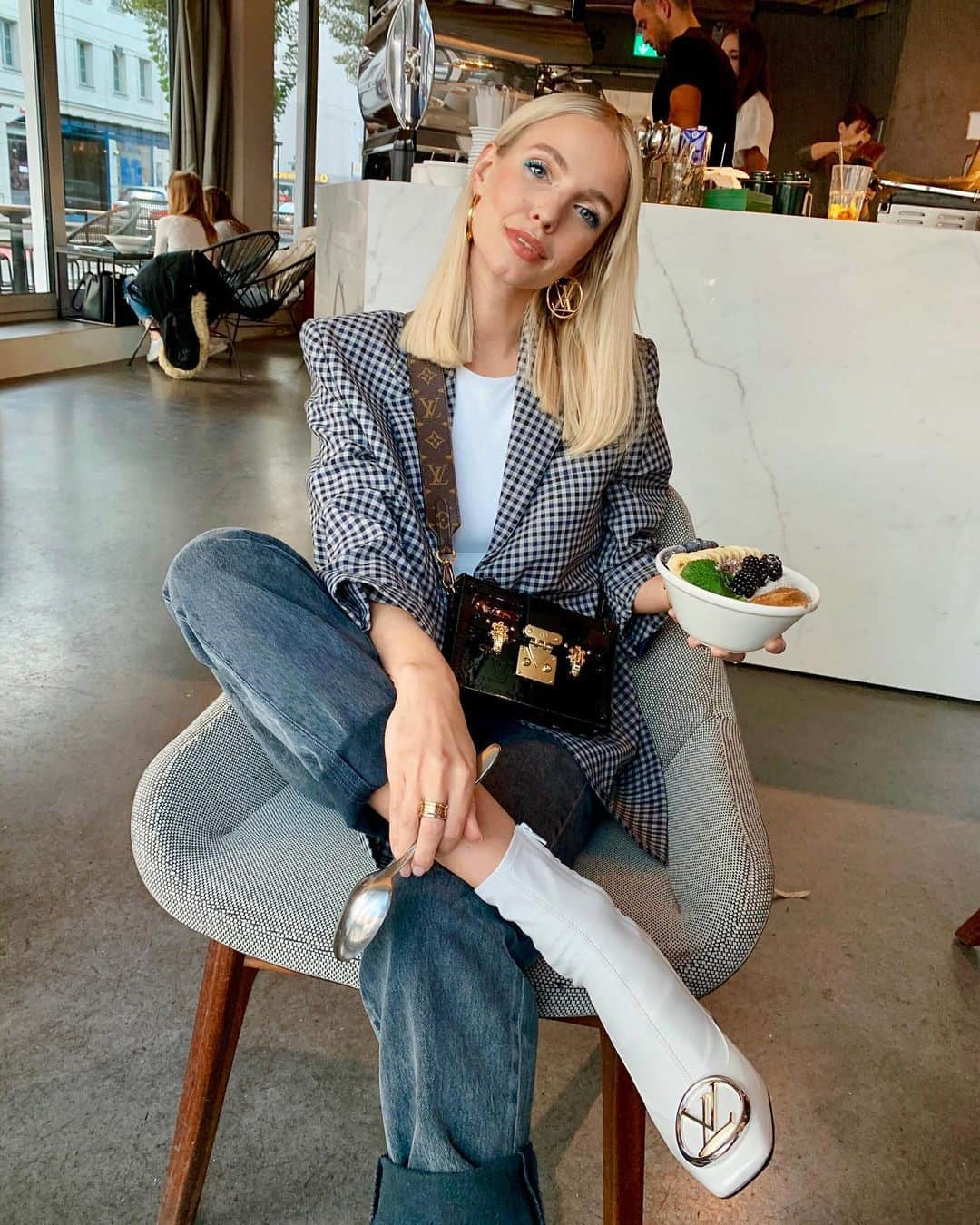 レオニー・ハンネさんのインスタグラム写真 - (レオニー・ハンネInstagram)「Hi Munich, fuelling up for a night with @louisvuitton. 🖤 Anzeige/Ad Can you spot some new #LouisVuitton items from my store visit (more on stories!)? ☺️」10月11日 17時32分 - leoniehanne