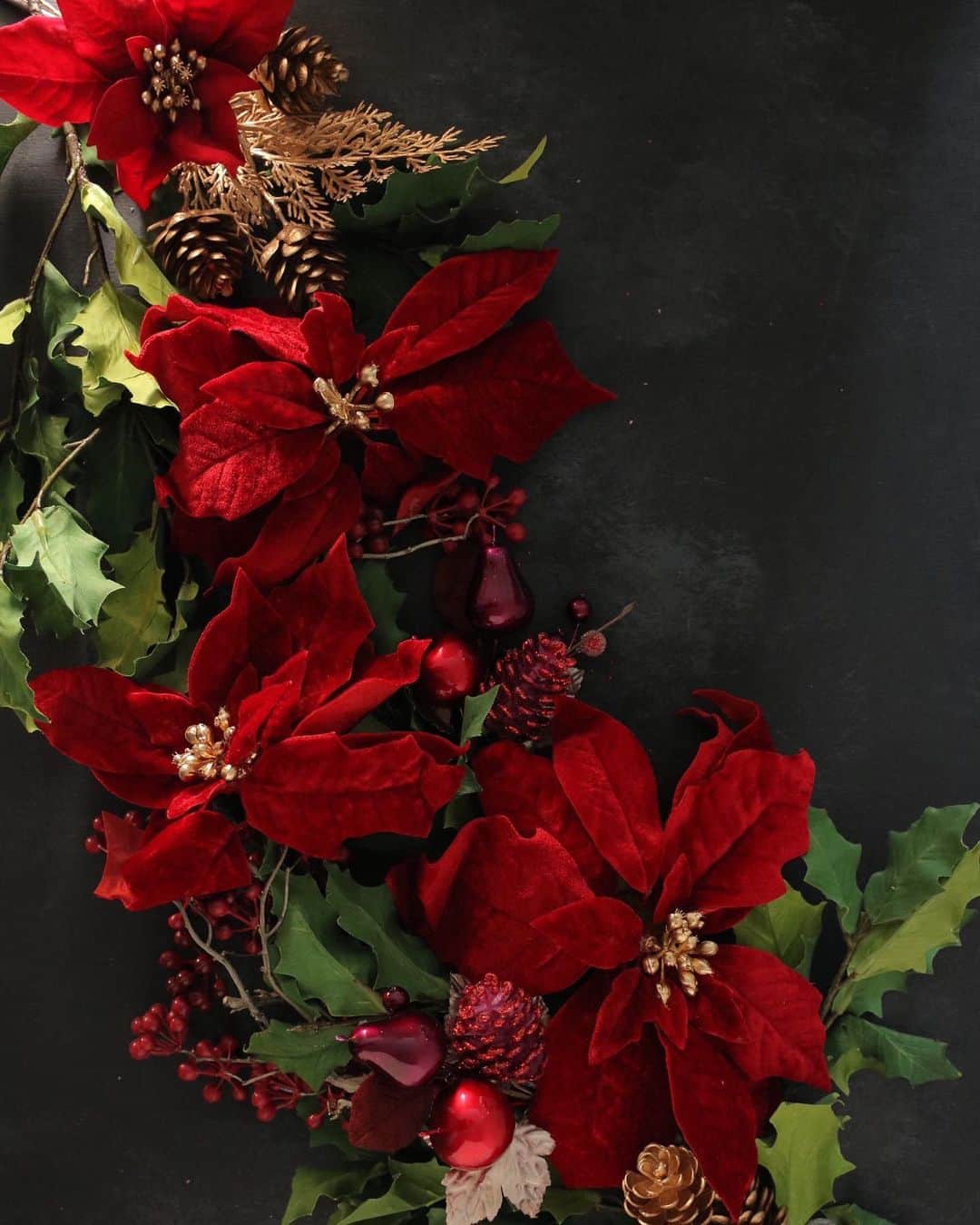 東京堂アーティフィシャルフラワーMAGIQのインスタグラム：「・ 【アーティフィシャルで季節を迎える】〜Winter Flower Home Decoration(ウィンターフラワー ホームデコレーション) ・ FX7335 ベルベットポインセチアブッシュ FX1885 ノエラポインバンドル FX7010 ホーリーブランチ ・ 【ハッピーハロウィンキャンペーン】開催中❗️ ○期間:10/4(金)〜10/24(木) 🔸参加方法🔸 ＠magiq.jp プロフィールURLサイト から詳細の確認の上参加お願いします。 #magiqハロウィン2019 ・ #TOKYODO#MAGIQ#MAGIQのある暮らし#東京堂#アーティフィシャルフラワー#アーティフィシャル#アートフラワー#造花#花のある暮らし#花のある生活 #花好きな人と繋がりたい#フラワーデザイン#フラワーアレンジメント#フラワーアレンジ#アレンジメント#花が好き#花を飾る#artificial#artificialflower #flowerofinstagram #flowersoninstagram#winterflowers #花藝#插花#花藝課#保鮮花#不凋花#꽃스타그램#조화」