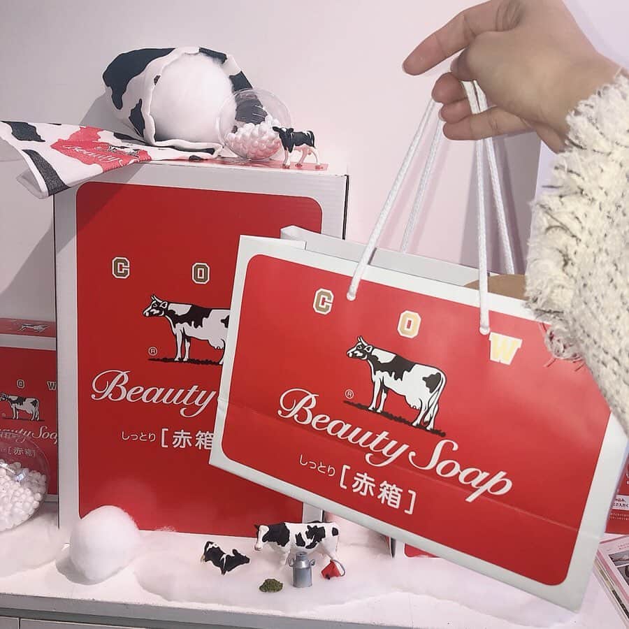 のインスタグラム：「・ 今日は#赤箱 AWA-YA のPOPUPに遊びに行ってきた〜︎☺︎♥ しっとり〜でした.。o○ 牛乳石鹸って言ったらcowだよね🥀 泡の体験とかガチャガチャだったり箱に自分の名前入れてきた👌💗 楽しかった〜📸 _________________________﻿ ﻿ POP UP ﻿" 赤箱 AWA-YA " 期間 : 10/12(土) - 10/20(日)﻿ 時間 : 11時 - 20時 ( 最終入店 : 19時半 ）﻿ 会場 : UNION SODA ( ユニオンソーダ )﻿ 住所 : 福岡県福岡市中央区大名1-1-3-201﻿ 問い合わせ先 : ﻿ 06-6351-1532 ﻿#牛乳石鹸 #赤箱 #赤箱女子 #赤箱AWAYA #pr#福岡#大名#泡#石鹸 #渡邊菜々#わたなな#🌻」