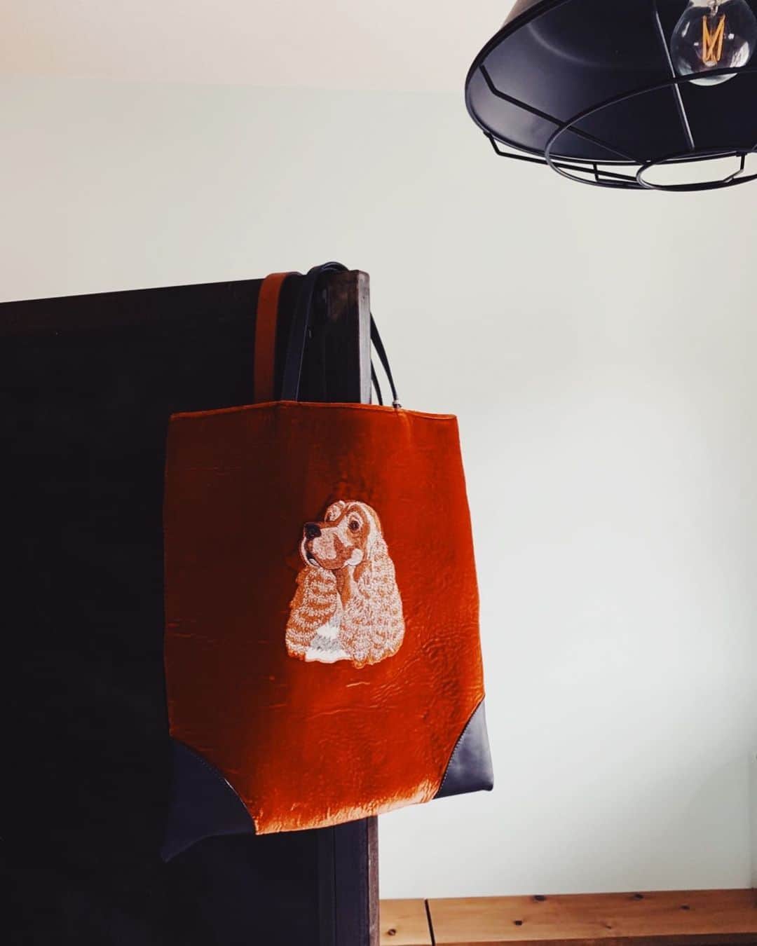 ジュジュのインスタグラム：「昔からポイントになる、ちょっぴり癖になるバッグや小物が好きです♡ . #bagマニア #shoesマニア #👠👛」