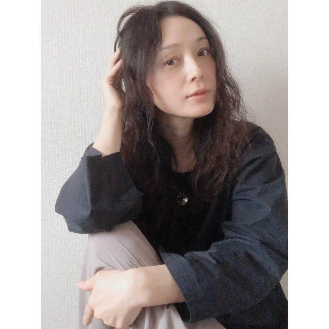竹中友紀子のインスタグラム：「#selfie  気づけばだいぶ髪が伸びたなと、記念に久しぶりの自撮り。 縮毛矯正をやめ、自分のくせ毛を受け入れてからはや5年。 言うコト聞いてくれず、たまにもぉっ！💢と思うこともありますが、なかなかいいヤツです(^^;;」