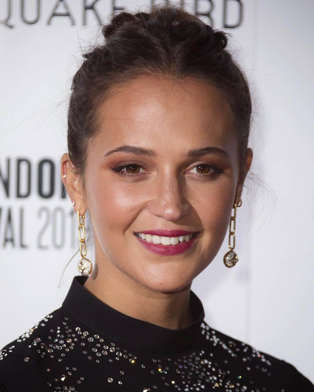 アリシア・ヴィキャンデルのインスタグラム：「Alicia attending last night’s ‘Earthquake Bird’ premiere at London Film Festival.」