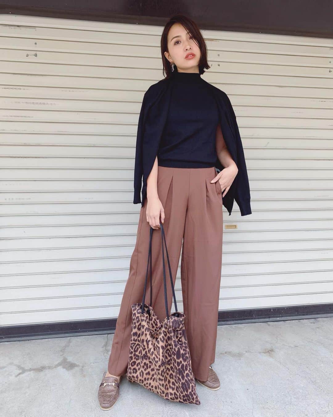 のインスタグラム：「日本人の平均身長158cm。﻿ ﻿ ドンピシャで平均ど真ん中のわたくし、﻿ 水野祐香(39) です🤣🤣🤣w﻿ ﻿ ﻿ そんな私がぺたんこ靴でも﻿ なんか脚の長さがめっちゃ盛れるこのコーデ💕﻿ ﻿ 暑いような、寒いような、﻿ そんな日に最高のアンサンブル×タックパンツ！﻿ ﻿ ﻿ ストーリーから商品リンク飛べるよ✨﻿ ﻿ ﻿ #神戸レタス連載 #タックパンツ #アンサンブルニット #ニット #平均身長コーデ #158cm #ママコーデ #mama #今日のコーデ #ママ #ワーママ #coordinate #ootd #アラサーコーデ #アラフォーコーデ #mamafashion #outfit #秋コーデ #プチプラコーデ #mama #プチプラ #水野祐香 #加齢に負けず華麗に生きる」