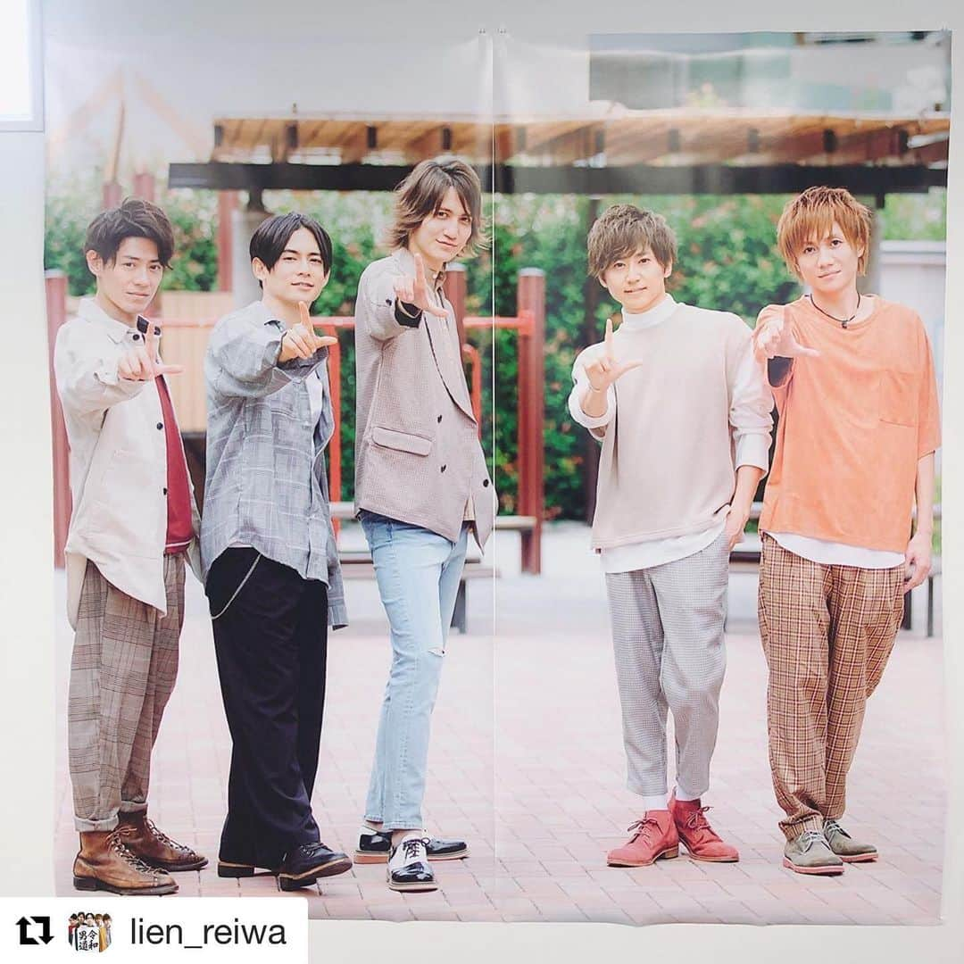 山口純さんのインスタグラム写真 - (山口純Instagram)「#Repost @lien_reiwa with @get_repost ・・・ 10月14日、会場にこのメンバー(ほぼ)等身大ポスターを貼り出します！  この日の思い出に皆さん是非この写真の5人と写真撮影してください！  当日はメンバーのメッセージをここに書いてもらいますー  #新選組リアン #令和男道 #再結成ライブ #全身パネル  #当日は綺麗に貼り出します #これは仮貼り #ほぼ等身大 #義哉は実寸⁇」10月11日 17時47分 - jun_yamaguchi_0513