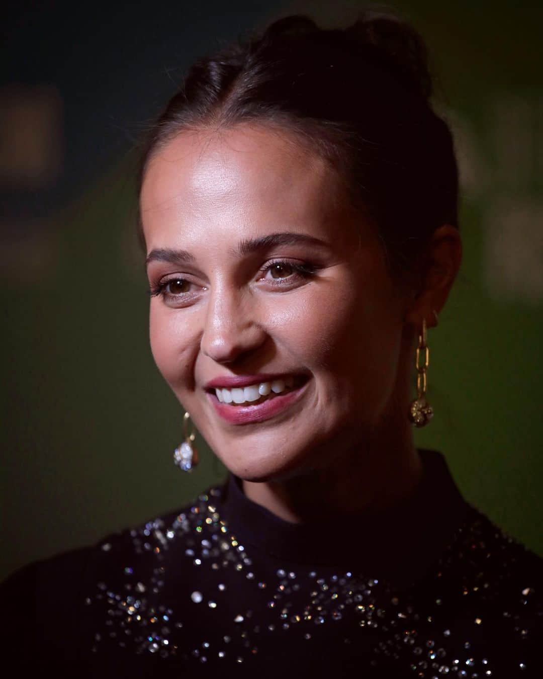 アリシア・ヴィキャンデルのインスタグラム：「Alicia attending last night’s ‘Earthquake Bird’ premiere at London Film Festival.」