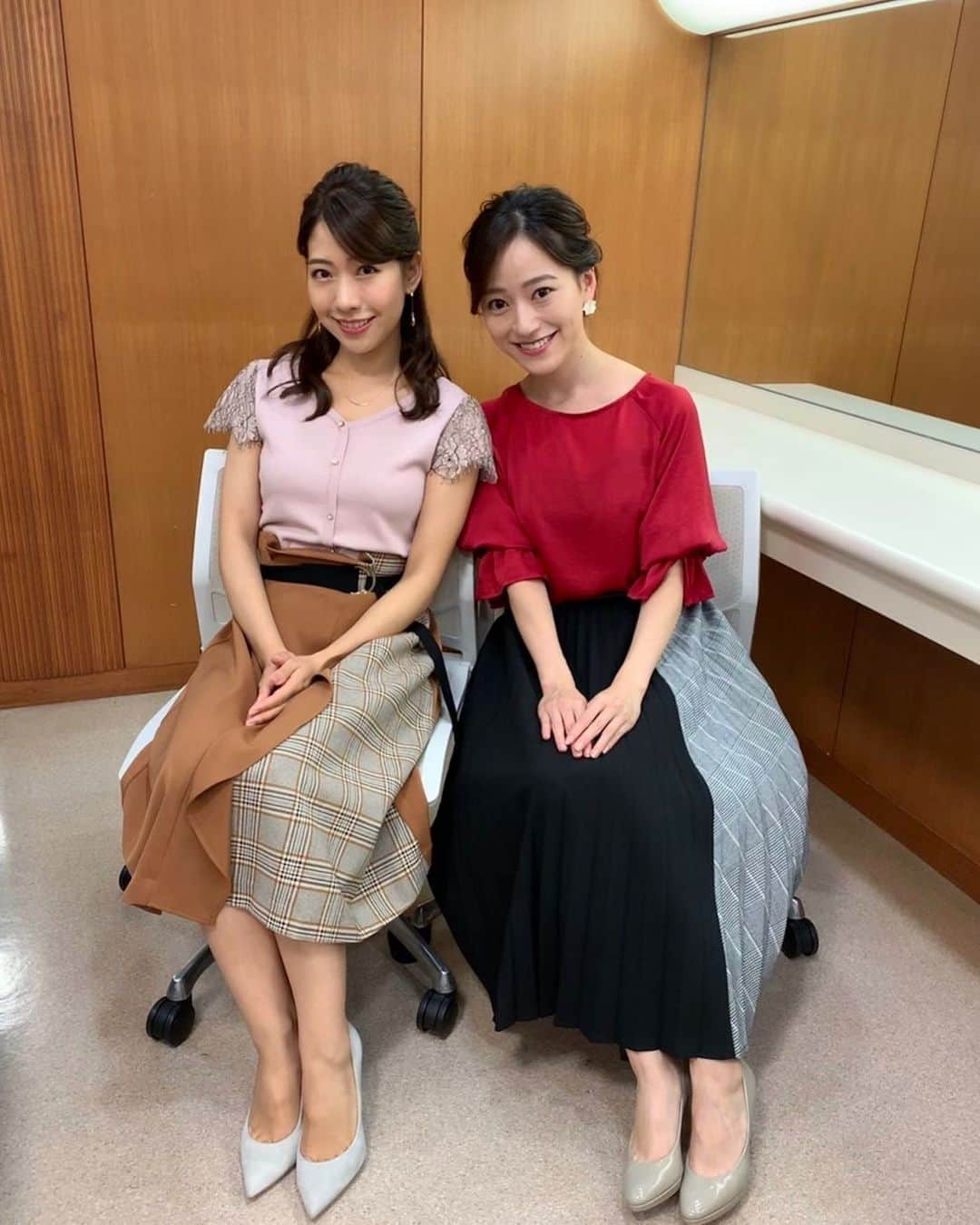 金井憧れさんのインスタグラム写真 - (金井憧れInstagram)「はやドキ、TBSNEWSともにありがとうございました📺 10月からTBSの新人アナウンサーの方々も仲間入りし、新メンバーでお送りしている『はやドキ』。 大学・学部も同じで学年も一緒のゆいと同じ曜日に⭐️ れいなも含めて、1991年産まれトリオで金曜盛り上げていきます💪  #tbs #はやドキ#小野寺結衣#皆川玲奈#金井憧れ#1991年生まれ #よろしくお願いします💓  #衣装スカート 似てる」10月11日 17時48分 - akogare.kanai