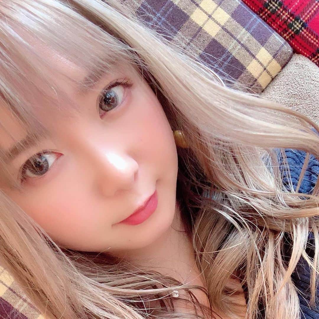 のインスタグラム：「人生初ブリーチ💇💈✂﻿ ﻿ ﻿ ・・・しちゃいました♡﻿ ﻿ ﻿ #visageginza #ハイトーンカラー  #ブリーチ」