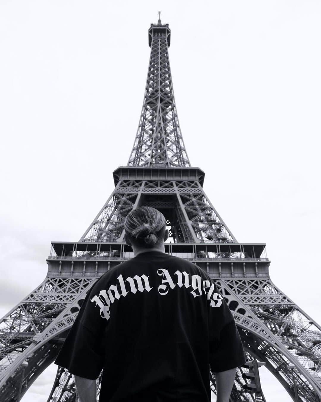 KENTOのインスタグラム：「𝐀𝐈𝐌 𝐅𝐎𝐑 𝐓𝐇𝐄 𝐒𝐊𝐘 #palmangels #paris #eiffeltower #france #ootd #outfit #outfitoftheday #instafashion #streetfashion #streetstyle #streetwear #dj #djlife #djtour #internationaldj #djcity #djcityjapan #sgdntwk #genrebndr #beepmmgmt #pioneerdj #sgartistsmanagement #axcell #weareaxcell」