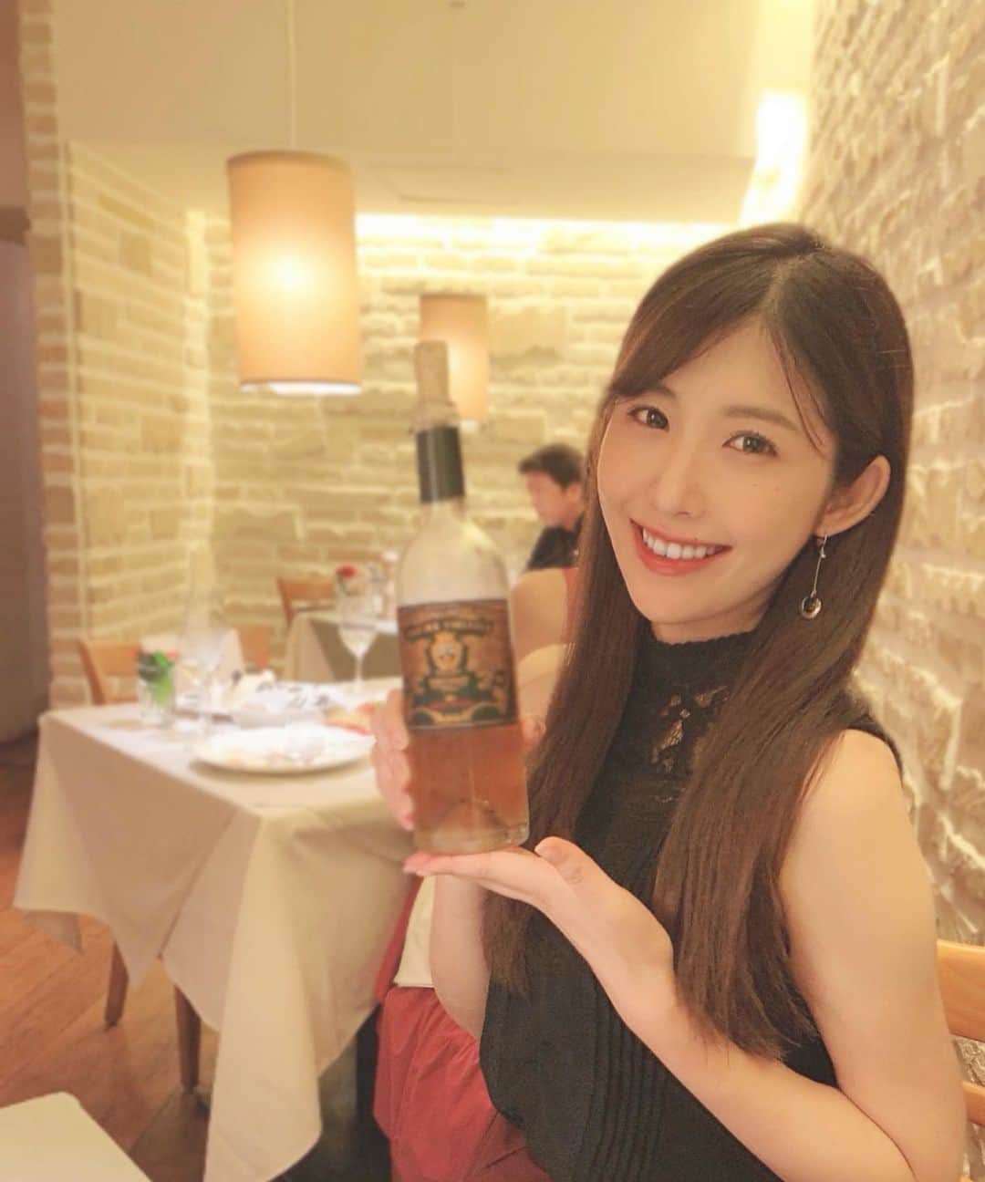 千代田唯さんのインスタグラム写真 - (千代田唯Instagram)「イタリアのデザートワイン🍷🍰💗 ワインの勉強会に行ってきました✨イタリアンでは最後にレモンチェロを頼むことが多いですが今回はデザートワインで🍷 ドライフルーツのような香り。すっきり甘いので食後にぴったり🍰 私はナッツケーキと合わせて食べたよ♡あ〜幸せ🤤🤤💗 ワイン会ひらきたいなぁ✨ #ミスワイン  #ポミーノヴィンサント #デザートワイン #イタリアワイン #ワインエキスパート #ワイン好き  #ワインテイスティング」10月11日 17時55分 - chiyodayui0920