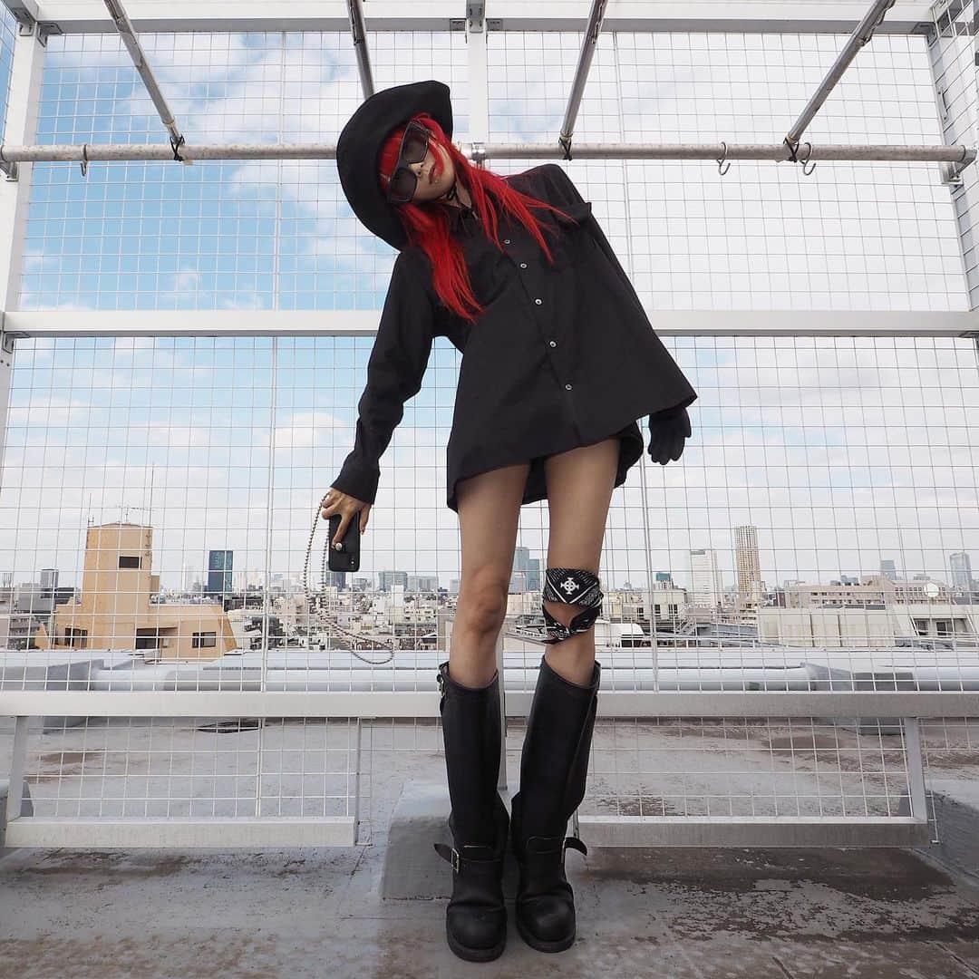 si ouxのインスタグラム：「斬新なバンダナの巻き方🧐﻿ ﻿ #きょうの太陽浴﻿ ﻿ tops #LIMIfeu﻿ hat #cyberdyne bandana #theoralcigarettes x #muze_tokyo﻿ boots #chippewa﻿ iphone case #upaborn﻿ ﻿ ﻿ ﻿ 全身脱毛(顔以外)に行ってきたので脚出し余裕！﻿ 東京中央美容外科の銀座院 @tcbginza に通い始めました。﻿ ﻿ そして衝撃を受けた・・・痛くない・・・VIOも痛くない・・・﻿ ﻿ #メディオスターNext って機種を使ってて、ジェルの上から打つタイプのものでした。﻿ ジェル塗布がひんやり寒いけど、これまでの痛みに比べたら全然よゆー。驚き。﻿ ﻿ ﻿ ﻿ 同時にハイフも受けてきたから、そのレポはまた次の投稿で！﻿ ﻿ ﻿ ﻿ ﻿ ﻿ @tcb_nagamine #医療脱毛ならTCB東京中央美容外科 #美容整形ならTCB東京中央美容外科 #東京中央美容外科 #美容外科 #銀座 #東京中央美容外科銀座院 #長峯祥子 #医療脱毛 #レーザー脱毛 #メディオスター #脱毛 #全身脱毛 #PR」