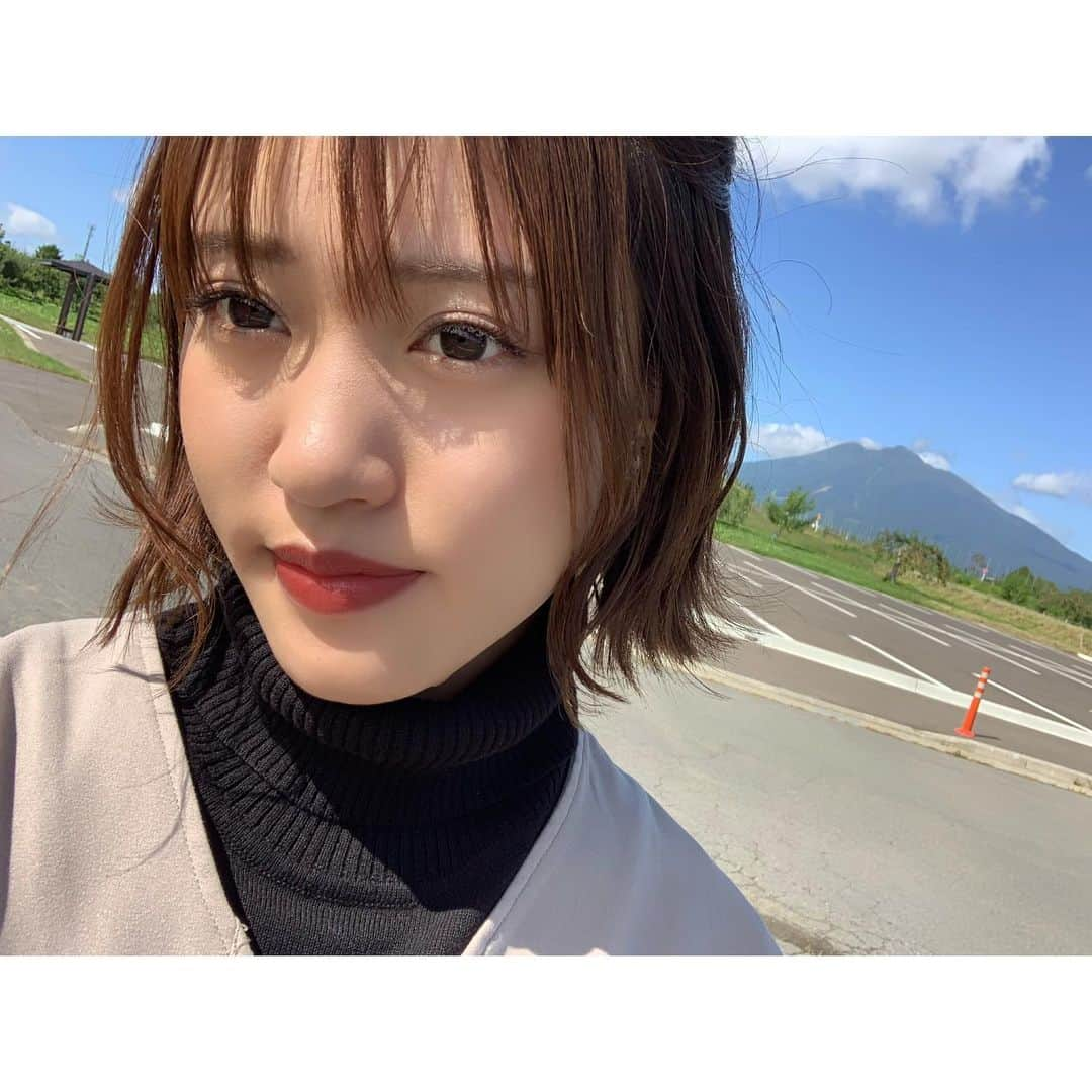 王林さんのインスタグラム写真 - (王林Instagram)「❤︎ 岩木山と私。🗻🍏 . . この時のヘアメイクは @as_k2_buzz_cocorira さんでした💄 秋っぽいマットなリップがかわいかった❤︎ . . #バズヘアー #アズワン #弘前美容院 #王林 #ringomusume」10月11日 17時58分 - ourin_ringoooo