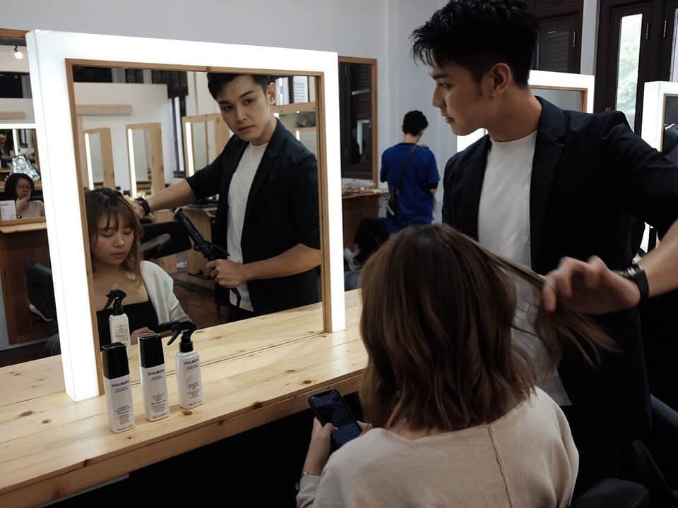 "milbon"（ミルボン）さんのインスタグラム写真 - ("milbon"（ミルボン）Instagram)「We interviewed Mr. NOEL NG from "HARTS SALON", well known salon in Singapore, for his review of "milbon" products. ▼Impression and comments on "milbon" Speciality and simplicity are strengths of "milbon" products. I have been using "milbon" for 2 years now. The reason I chose "milbon" is that their products  are based on thier philosophy and data that support the result. ・ ▼Reaction and satisfaction rate from customers who have used the products Customers are always impressed with its great result. They love it very much. ・ ▼Commitment as a  a hair stylist To be always sincere and professional to our customers. ・  Customers around the world favor "milbon"  for its great result. The philosophy and data based of their research encourages hair stylists to choose "milbon" . We are sure "HARTS SALON" customers are satisfied with their professional and sincere service. ・ "HARTS SALON" Singapore Location: Bugis Singapore Business hours: 13:00〜21：00(Weekday) 11:00〜19：00(Weekends) ＝＝＝＝＝＝＝＝＝＝ Milbon official account. We provide worldwide stylist-trusted hair products. On this account, we share how hairstylists around the world use Milbon products. Check out their amazing techniques! ＝＝＝＝＝＝＝＝＝＝ #milbon #globalmilbon #milbonproducts #hairdesign #haircut #haircare #hairstyle #hairarrange #haircolor #hairproduct #hairsalon #beautysalon #hairdesigner #hairstylist #hairartist #hairgoals #hairproductjunkie #hairtransformation #hairart #hairideas #Singapore #singaporesalon #saloninsingapore #hartssalon」10月11日 18時00分 - milbon_gm