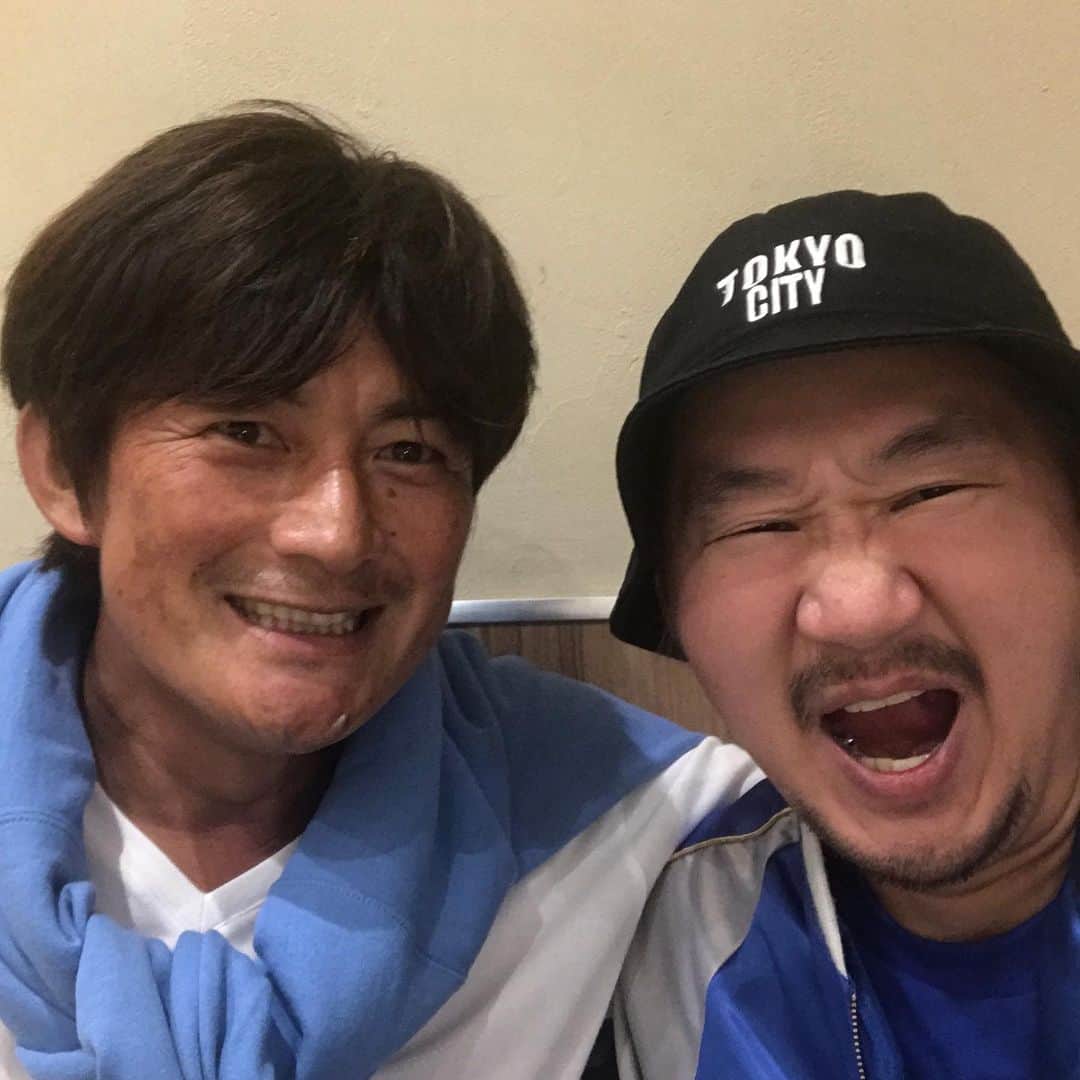 植田朝日のインスタグラム：「😀😀😀﻿ ﻿ 昨日の試合前、たまたま岩本テルと遭遇‼️﻿ ﻿ たまたま会ったのに待ち合わせたかの様に自然に隣に座り30分ぐらい話してサッと返って行ったよ⁉️﻿ ﻿ しかも話す内容がサッカー、アイドル、プロレス。。。俺と趣味がかぶり過ぎ。苦笑﻿ ﻿ さすが自由人だね。﻿ ﻿ ＃岩本テル」
