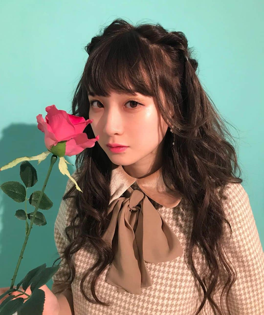 えのきどひろののインスタグラム：「Lilien Room 2019aw ヘアメイク💄 ゴールドラメのダブルラインをキラっと💫✨ 冬服だからふんわりセミマットな肌に青く光るピンクハイライトでツヤっと🥰💎 #hair#makeup#lilienroom#fashion#金子理江」