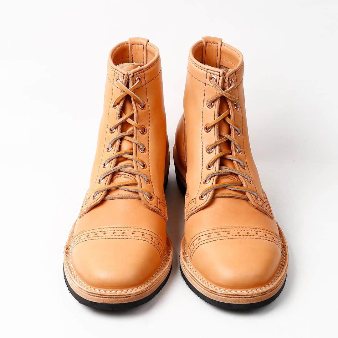 ウェスコさんのインスタグラム写真 - (ウェスコInstagram)「. 【Shoemaker Family Collection】限定モデル発表！ . このたび、ウエスコ社がプロデュースする限定モデル『Shoemaker Family Collection.』が発表となりました。このモデルは101年目を迎えたWESCOの歴史を振り返り、欠かすことの出来ない人物に感謝の意が込められラインナップされている"Robert William”、"Hendrik”、"Johannes”(シューメイカーファミリーネーム)の3モデルがベースとなっています。レザーはホースハイドを始めとする限定レザーが含まれた全12型。インソールには"Family Collection LOGO”が入り、専用ボックスや100周年のウエスコロゴを刺繍したフランネル・ダストバッグ、ダストクロス、クリーナー／コンディショナーも付属しています。 . WESCO JAPAN直営店では下記の日程で受注会を開催します。期間中は全てのサンプルブーツをご覧頂けるほか、ご試着も可能ですので、ご来店の上お確かめください。 =Shoemaker Family Collection受注会日程= WESCO JAPAN大阪…10月12日(土)〜16日(水) WESCO恵比寿…10月19日(土)〜21日(月) WESCO世田谷…10月26日(土)〜28日(月) ※受注期間は2019年10月31日（日）までとなっております。 . 《HENDRIK -Toe Cap-＆Dress Toe Cap》 レザーはナチュラルエセックス(ベジタブルタンニン)、ブラウンホースハイドが選ばれ、レザートウキャップのデザインはスタンダードの"Toe Cap"と、パンチングが入る"Dress Toe Cap"の２種類、合計４パターン用意されました。 . DETAIL ●NAT907P269TC Natural Essex Leather 7" Height #269 Vibram® Heels 1 Lift Lower Than Std. Heel Height Copper Eyelets Honey Leather Laces Toe Caps Brown Leather Family Collection Insert . ●BRH907P269TC Brown Horsehide Leather 7" Height #269 Vibram® Heels 1 Lift Lower Than Std. Heel Height Copper Ox Eyelets Brown Waxed Laces Toe Caps Brown Leather Family Collection Insert . ●NAT907P269TC Natural Essex Leather 7" Height #269 Vibram® Heels 1 Lift Lower Than Std. Heel Height Copper Eyelets Honey Leather Laces Dress Toe Caps Brown Leather Family Collection Insert . ●BRH907P269TC Brown Horsehide Leather 7" Height #269 Vibram® Heels 1 Lift Lower Than Std. Heel Height Copper Ox Eyelets Brown Waxed Laces Dress Toe Caps Brown Leather Family Collection Insert . #wesco  #HENDRIK #HorsehideLeather #LimitedModel #wesco #wescoboots #since1918 #oregon #scappoose #madeinusa🇺🇸 #wescojapan #wescoebisu #wescosetagaya #wescokanazawa」10月11日 18時45分 - wesco_japan