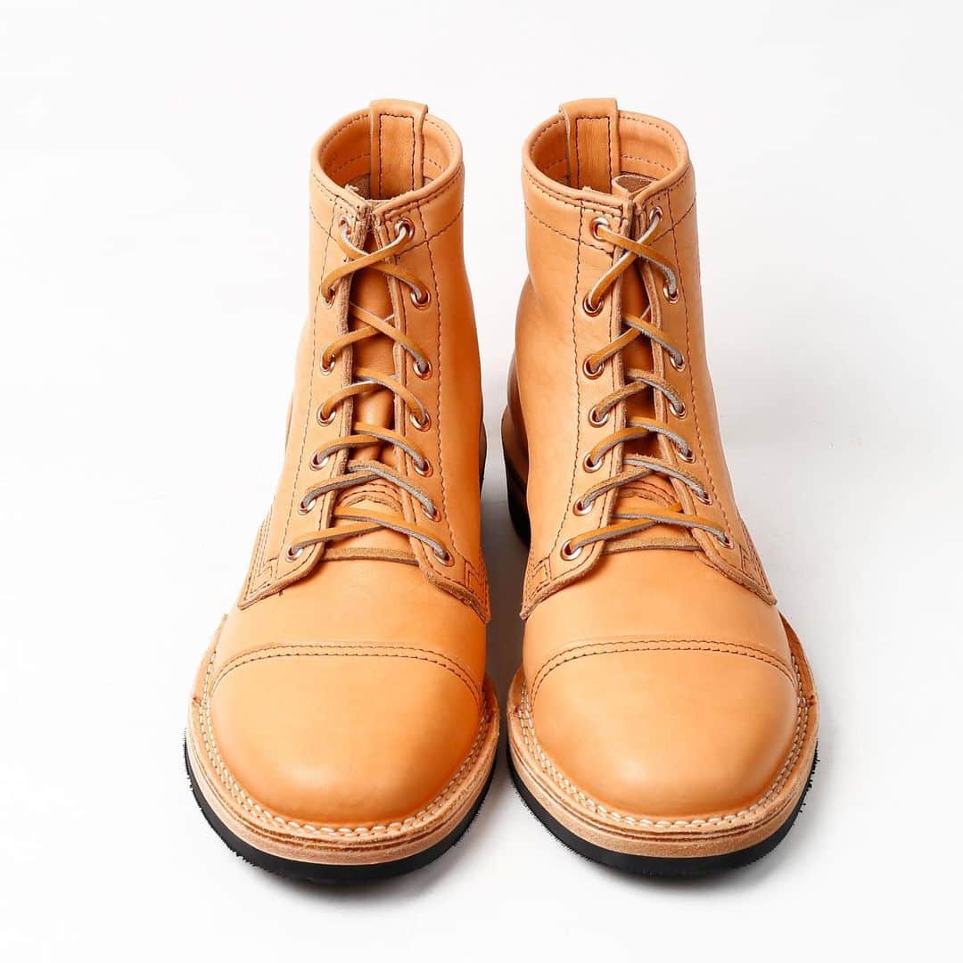 ウェスコさんのインスタグラム写真 - (ウェスコInstagram)「. 【Shoemaker Family Collection】限定モデル発表！ . このたび、ウエスコ社がプロデュースする限定モデル『Shoemaker Family Collection.』が発表となりました。このモデルは101年目を迎えたWESCOの歴史を振り返り、欠かすことの出来ない人物に感謝の意が込められラインナップされている"Robert William”、"Hendrik”、"Johannes”(シューメイカーファミリーネーム)の3モデルがベースとなっています。レザーはホースハイドを始めとする限定レザーが含まれた全12型。インソールには"Family Collection LOGO”が入り、専用ボックスや100周年のウエスコロゴを刺繍したフランネル・ダストバッグ、ダストクロス、クリーナー／コンディショナーも付属しています。 . WESCO JAPAN直営店では下記の日程で受注会を開催します。期間中は全てのサンプルブーツをご覧頂けるほか、ご試着も可能ですので、ご来店の上お確かめください。 =Shoemaker Family Collection受注会日程= WESCO JAPAN大阪…10月12日(土)〜16日(水) WESCO恵比寿…10月19日(土)〜21日(月) WESCO世田谷…10月26日(土)〜28日(月) ※受注期間は2019年10月31日（日）までとなっております。 . 《HENDRIK -Toe Cap-＆Dress Toe Cap》 レザーはナチュラルエセックス(ベジタブルタンニン)、ブラウンホースハイドが選ばれ、レザートウキャップのデザインはスタンダードの"Toe Cap"と、パンチングが入る"Dress Toe Cap"の２種類、合計４パターン用意されました。 . DETAIL ●NAT907P269TC Natural Essex Leather 7" Height #269 Vibram® Heels 1 Lift Lower Than Std. Heel Height Copper Eyelets Honey Leather Laces Toe Caps Brown Leather Family Collection Insert . ●BRH907P269TC Brown Horsehide Leather 7" Height #269 Vibram® Heels 1 Lift Lower Than Std. Heel Height Copper Ox Eyelets Brown Waxed Laces Toe Caps Brown Leather Family Collection Insert . ●NAT907P269TC Natural Essex Leather 7" Height #269 Vibram® Heels 1 Lift Lower Than Std. Heel Height Copper Eyelets Honey Leather Laces Dress Toe Caps Brown Leather Family Collection Insert . ●BRH907P269TC Brown Horsehide Leather 7" Height #269 Vibram® Heels 1 Lift Lower Than Std. Heel Height Copper Ox Eyelets Brown Waxed Laces Dress Toe Caps Brown Leather Family Collection Insert . #wesco  #HENDRIK #HorsehideLeather #LimitedModel #wesco #wescoboots #since1918 #oregon #scappoose #madeinusa🇺🇸 #wescojapan #wescoebisu #wescosetagaya #wescokanazawa」10月11日 18時45分 - wesco_japan