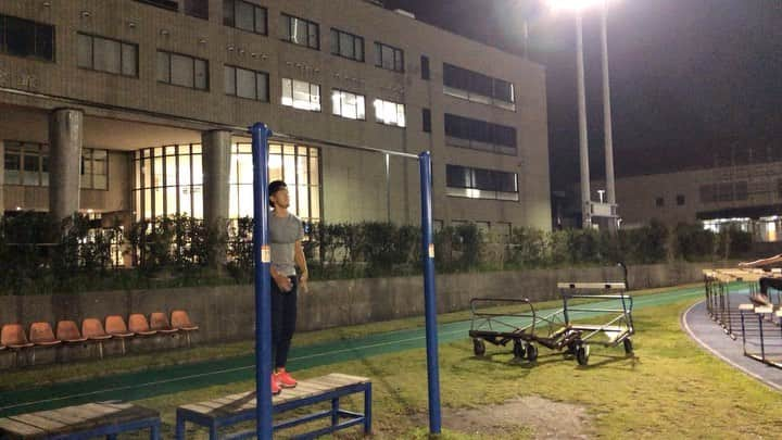 山本凌雅のインスタグラム：「再投稿 【鉄棒3種目】 蹴上がり→ 蹴上がり→ 巴 #tripljump  #trackandfield」