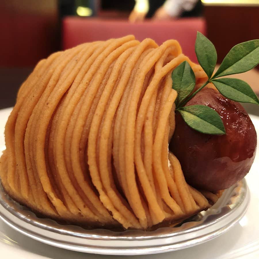 のインスタグラム：「🇫🇷🇯🇵🌰 名古屋駅でモンブラン♪ ・ ・ もぅ、まん丸や〜ん🌰 わざと横サイドについてる渋川栗もチャーミング♡ ・ ・ 断面は同じく渋皮栗とたっぷりの生クリーム♪ ・ ・ こんな「ちょっと可愛い」ことしちゃうお店は名古屋駅の「ぴよりん」でお馴染みの名古屋駅構内のカフェ♪ ・ ・ 遠目で見たら栗色に近いぴよりんがいて、「もしや、ぴよりんのモンブラン？😆🌰💓⁉️」と思って近づいたら、カフェ・オ・レぴよりんだった。笑笑。で、普通のモンブランを🌰 ・ ・ ・ ・ #名古屋#ぴよりん #モンブラン#モンブラン巡り#和栗#和栗のモンブラン#栗#フランス栗#里井真由美#1級フードアナリスト里井真由美#さといいね#栗スイーツ#デパ地下#ホテルスイーツ#デパ地下スイーツ#ホテル#ありが糖運動#まゆログ」