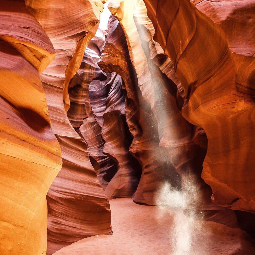 ANAさんのインスタグラム写真 - (ANAInstagram)「砂岩と光が造り出す幻想的な世界🏜  #アンテロープキャニオン #一度は訪れたい #絶景 #砂岩 #岩 #光芒 #光 #マーブル模様 #アッパーキャニオン #アメリカ #アリゾナ州 #一筋の光 #限られた時間 #ザビーム #自然 #ラスベガス旅行 #アメリカ旅行 #旅行好きな人と繋がりたい #旅行 #旅 #世界の絶景 #美しい景色 #ダレカニミセタイケシキ #anaタビキブン #antelopecanyon #arizona #america #usa  #travel  #ana_jp  旅の思い出は「#anaタビキブン」をつけて投稿してね📸インスタやANAの各メディアでご紹介していきます✈️」10月11日 18時37分 - ana.japan