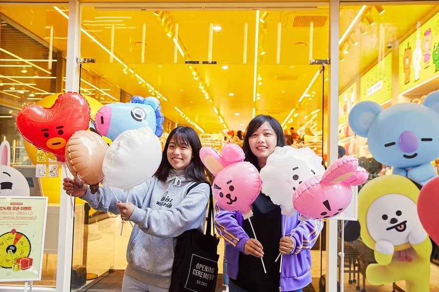 LINE FRIENDSさんのインスタグラム写真 - (LINE FRIENDSInstagram)「. Autumn is in the air 🍁 Let the cool breeze carry you to old town Seoul, and visit us at PLAY LINE FRIENDS INSADONG . ⏰ : 10 AM – 10 PM (Mon-Sun) 📍 : 49, Insadong-gil, Jongno-gu, Seoul, . #PLAYLINEFRIENDS #LINEFRIENDSINSADONG #LINEFRIENDS #BT21 #LINEFRIENDSSTORE #INSADONG」10月11日 18時40分 - linefriends