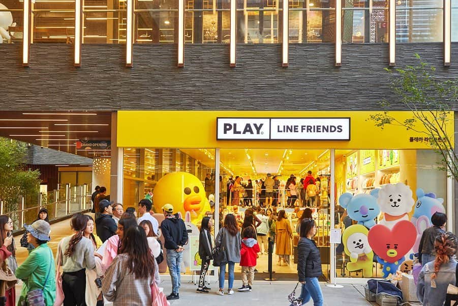 LINE FRIENDSさんのインスタグラム写真 - (LINE FRIENDSInstagram)「. Autumn is in the air 🍁 Let the cool breeze carry you to old town Seoul, and visit us at PLAY LINE FRIENDS INSADONG . ⏰ : 10 AM – 10 PM (Mon-Sun) 📍 : 49, Insadong-gil, Jongno-gu, Seoul, . #PLAYLINEFRIENDS #LINEFRIENDSINSADONG #LINEFRIENDS #BT21 #LINEFRIENDSSTORE #INSADONG」10月11日 18時40分 - linefriends