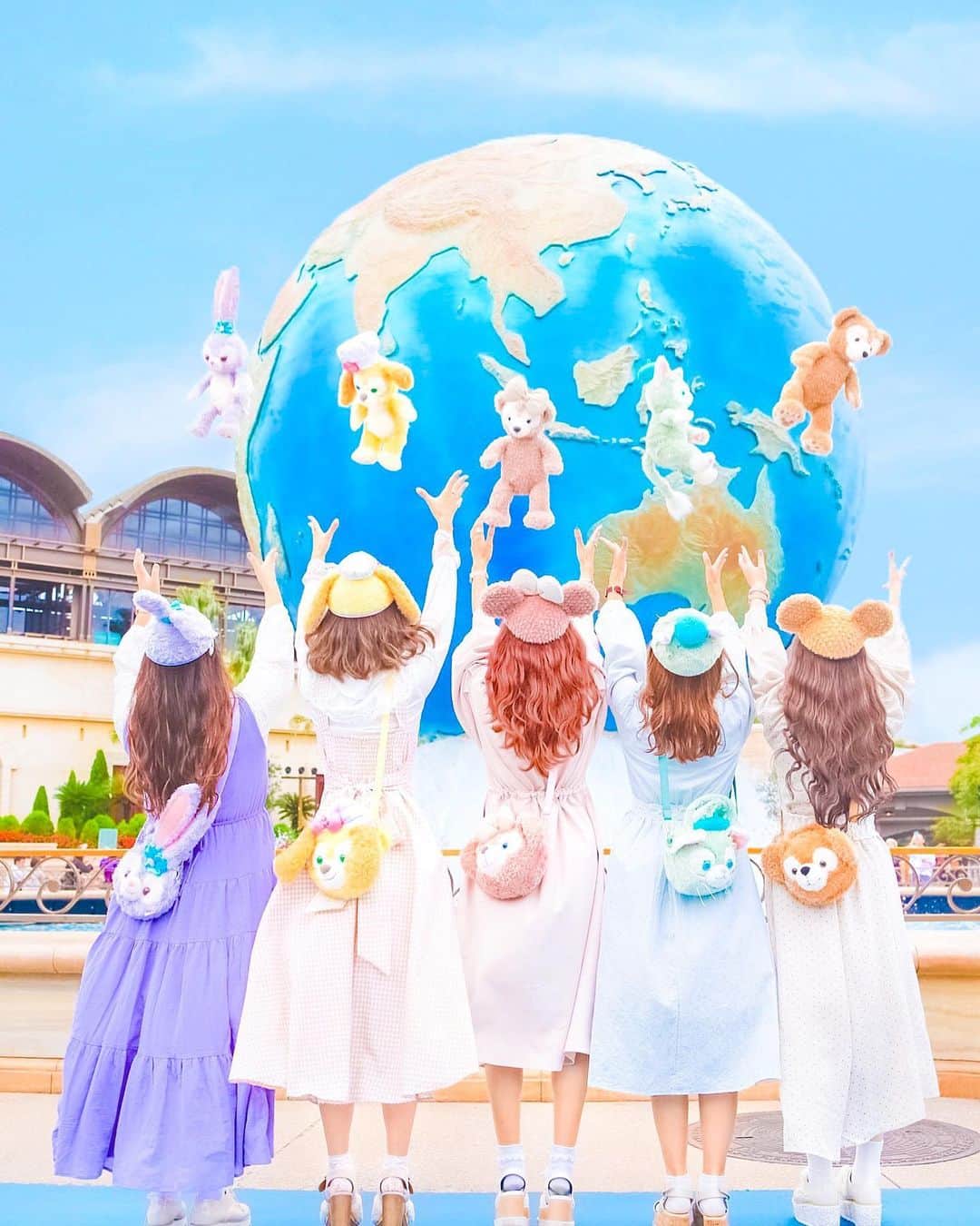 のインスタグラム：「ㅤ ㅤ #あやかなめぐやぎぽん お決まりのこの場所このポーズ🌏💭💘 カメラマンは安定のひろきさん📷💫 ㅤㅤㅤ ㅤ 🐻🚢 @___peterpanda_honey_ 🐻🎀 @mgmilk___ 🐱🎨 @yagichan0819 🐰💜 @a_yaka77 🐶🍪 @kalnnas2 ㅤ 🐏📸 @hirokipecora ㅤ ㅤ ㅤ ㅤ ㅤ ストーリーでは既に告知済みですが、 この度あやかなめぐやぎぽんで フリマを開催することとなりました💐 ㅤㅤ ㅤ ㅤ 下記イベント詳細です⛪️🌿 ㅤㅤㅤㅤ ♡ 2019.11.30 ( Sat. ) ♡ 11:00~16:30 ♡ 代々木公園駅 ( 住所は日程が近くなり次第公開します〠 ) ♡ 入場料 500円 ㅤ ㅤ ㅤㅤㅤ ㅤ この5人でやるフリマ かな〜〜りゆるっと平和な空間になること 間違い無しです👼🏻💭💓笑 ㅤ ㅤㅤㅤㅤ アイテムはたくさん持って行きますが、 お話しに来てくれるだけでも大歓迎ですし 1人で来てくれる方も多数いらっしゃるので お時間ある方はぜひぜひお越しください🙌🏻💗 ㅤ 写真もたくさん撮りましょう〜〜👯‍♀️🍒 ㅤ ㅤ ㅤㅤㅤㅤ 当日みなさんにお会いできるの 今からめちゃくちゃ楽しみにしてます🥰❤️ ㅤ ㅤ ㅤ ㅤ ㅤ ㅤ ㅤㅤ ㅤㅤ #kana_disney ㅤㅤㅤㅤㅤ #kana_disneybound ㅤㅤㅤㅤ ㅤ ㅤㅤㅤ ㅤㅤㅤㅤㅤㅤㅤㅤㅤㅤㅤㅤㅤ #東京ディズニーシー #ディズニーシー #東京ディズニーリゾート #ダッフィー #シェリーメイ #ジェラトー二 #ステラルー #クッキー #ダッフィーフレンズ #アクアスフィア #イヤーハット #イヤハ #5つ子 #ディズニーバウンド #クッキーバウンド #tokyodisneysea #tds #tokyodisneyresort #tdr #duffy #shelliemay #gelatoni #stellalou #cookie #duffyfriends #disneybound #cookiebound」