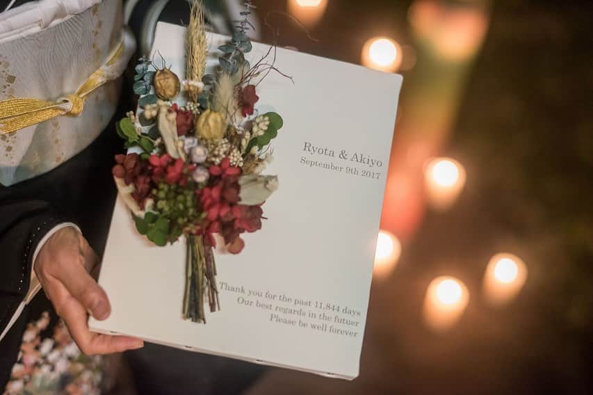ARCH DAYS Weddingsさんのインスタグラム写真 - (ARCH DAYS WeddingsInstagram)「結婚式で両親への感謝の気持ちをカタチにする贈呈品。﻿ ﻿ ﻿ ご両親にとって大切なお二人が選んだギフトならどんなものでも喜んでもらえるはずですが、せっかくなら素敵な思い出になるようなものをチョイスしたいですよね✨﻿ ﻿ ﻿ そこで今回は、ARCH DAYS花嫁さんたちの両親贈呈品をご紹介🕊ぜひ参考にしてみてくださいね♡﻿ ﻿ ﻿ ▽このCOLUMNを見るにはストーリーズを☑️﻿ ARCH DAYS花嫁さんが選んだ素敵な両親贈呈品アイディア集 ﻿ ﻿ ﻿ ▽ARCH DAYSトップページはこちらから☑﻿ @archdays_weddings﻿ プロフィールのリンクから👰🏻﻿ ﻿ ﻿ ▽バースデー・ベビーシャワーなどの情報を見るなら💁🎉﻿ @archdays﻿ ﻿ ﻿ ----------------------﻿ #archdays #archdays_wedding #アーチデイズ #アーチデイズウェディング #両親贈呈品 #両親贈呈ギフト #両親贈呈品手作り #両親贈呈品diy #両親贈呈用 #両親贈呈花 #両親贈呈記念品 #結婚式手作り #結婚式準備 #結婚式diy #ウェディングdiy #ウェディング準備 #プレ花嫁diy #花嫁diy #フラワーリース #ドライフラワーリース #ブーケ #フラワーボックス #フラワーフォトボックス #ドライフラワー #アーティフィシャルフラワー #体重米 #ウエイトライス #ウエイト米 #子育て感謝状 #子育て感謝状手作り﻿ ----------------------﻿ https://archdays.com/column/2019/10/11/48433﻿ ----------------------」10月11日 18時41分 - archdays_weddings