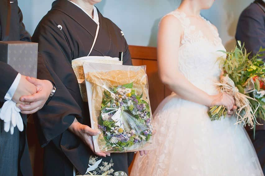 ARCH DAYS Weddingsさんのインスタグラム写真 - (ARCH DAYS WeddingsInstagram)「結婚式で両親への感謝の気持ちをカタチにする贈呈品。﻿ ﻿ ﻿ ご両親にとって大切なお二人が選んだギフトならどんなものでも喜んでもらえるはずですが、せっかくなら素敵な思い出になるようなものをチョイスしたいですよね✨﻿ ﻿ ﻿ そこで今回は、ARCH DAYS花嫁さんたちの両親贈呈品をご紹介🕊ぜひ参考にしてみてくださいね♡﻿ ﻿ ﻿ ▽このCOLUMNを見るにはストーリーズを☑️﻿ ARCH DAYS花嫁さんが選んだ素敵な両親贈呈品アイディア集 ﻿ ﻿ ﻿ ▽ARCH DAYSトップページはこちらから☑﻿ @archdays_weddings﻿ プロフィールのリンクから👰🏻﻿ ﻿ ﻿ ▽バースデー・ベビーシャワーなどの情報を見るなら💁🎉﻿ @archdays﻿ ﻿ ﻿ ----------------------﻿ #archdays #archdays_wedding #アーチデイズ #アーチデイズウェディング #両親贈呈品 #両親贈呈ギフト #両親贈呈品手作り #両親贈呈品diy #両親贈呈用 #両親贈呈花 #両親贈呈記念品 #結婚式手作り #結婚式準備 #結婚式diy #ウェディングdiy #ウェディング準備 #プレ花嫁diy #花嫁diy #フラワーリース #ドライフラワーリース #ブーケ #フラワーボックス #フラワーフォトボックス #ドライフラワー #アーティフィシャルフラワー #体重米 #ウエイトライス #ウエイト米 #子育て感謝状 #子育て感謝状手作り﻿ ----------------------﻿ https://archdays.com/column/2019/10/11/48433﻿ ----------------------」10月11日 18時41分 - archdays_weddings