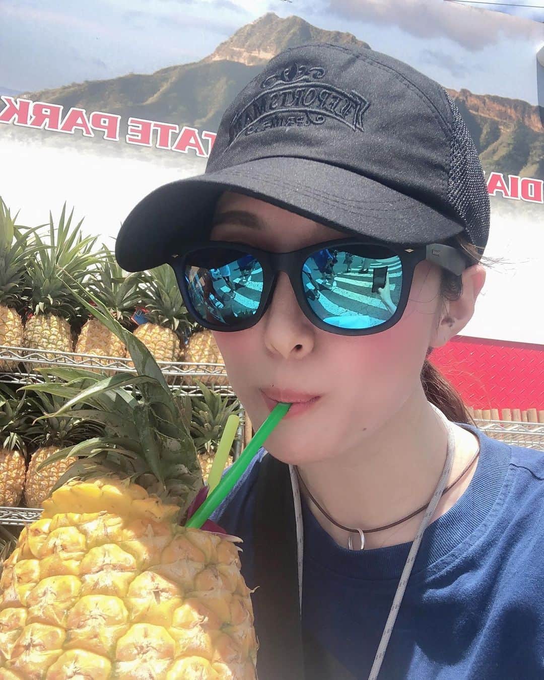 ありさ・あげまんクリエイターのインスタグラム：「•••﻿ 2019.9.8〜9/12 Hawaii🍍﻿ ﻿ ぶっちゃけ、昔は﻿ 『ハワイって芸能人やミーハーが行くところでしょ〜』﻿ って思ってたんです。昔は、ね。﻿ ﻿ でも人生初のハワイに行ったら﻿ ﻿ みんなが何回も行ってて﻿ 世界中旅行した人が﻿ 『もう一度行きたい所はハワイ！』﻿ って言ってる意味がわかった笑笑﻿ ﻿ そして、ハワイで﻿ 『ありささんですよね？！』﻿ とフォローして下さっている女の子に声をかけて頂いて、﻿ 立場が逆転してることに気付く笑﻿ ﻿ あの時声をかけて頂いてありがとうございました💖﻿ ﻿ 誘ってくれたゆみえ氏 @basic_beauty_clinic  ありがとう💖﻿ ゆみえ氏のおかげで沢山癒された💖 ﻿ #旅行 #旅 #観光 #hawaii #ハワイ」