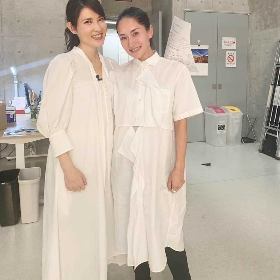 亀恭子のインスタグラム：「@aratatomori ちゃん 復帰の早さ！そして美しさ❤︎ . . . たまたま2人とも白。 新ちゃんは衣装です。 . . #shooting #someday #同い年」